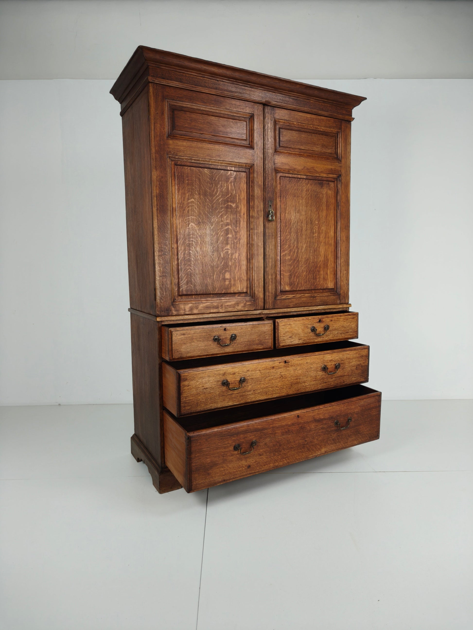 Antique Howard & Son’s Berners Street Linen Press Wardrobe – Light Oak, 19th Century Antique Howard & Son’s Berners Street Linen Press Wardrobe – Light Oak, 19th Century