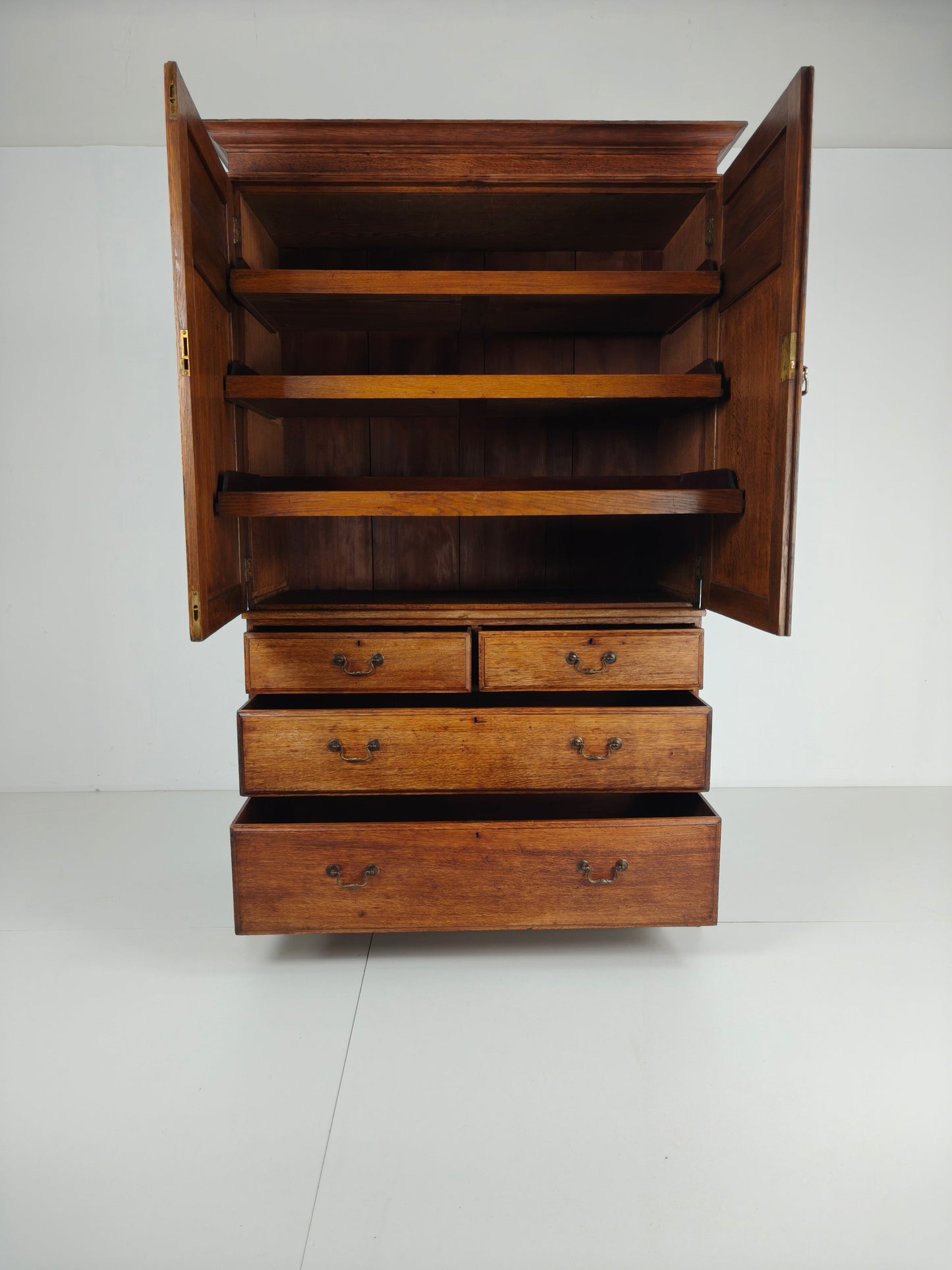 Antique Howard & Son’s Berners Street Linen Press Wardrobe – Light Oak, 19th Century Antique Howard & Son’s Berners Street Linen Press Wardrobe – Light Oak, 19th Century