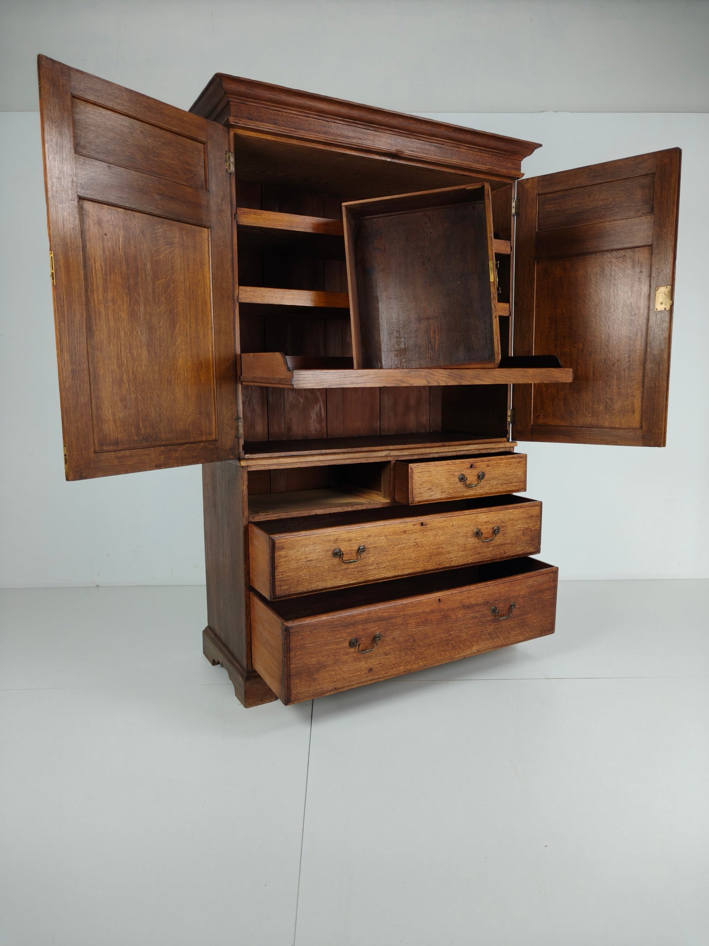Antique Howard & Son’s Berners Street Linen Press Wardrobe – Light Oak, 19th Century Antique Howard & Son’s Berners Street Linen Press Wardrobe – Light Oak, 19th Century