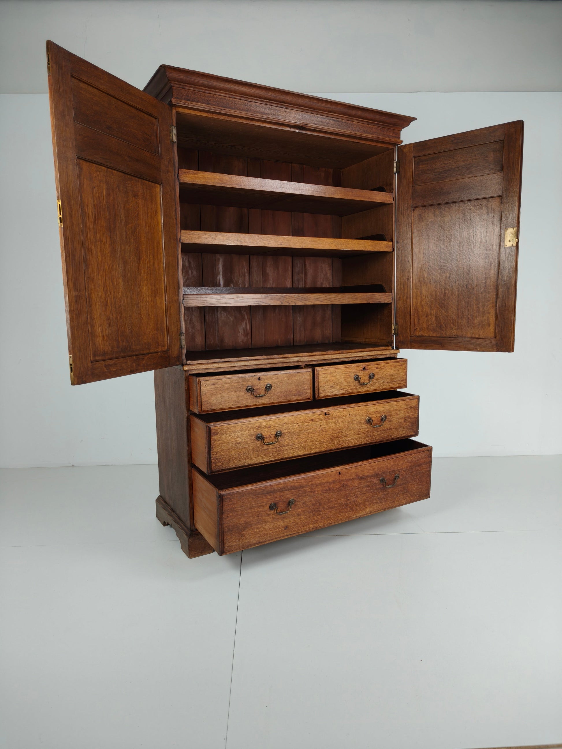 Antique Howard & Son’s Berners Street Linen Press Wardrobe – Light Oak, 19th Century Antique Howard & Son’s Berners Street Linen Press Wardrobe – Light Oak, 19th Century