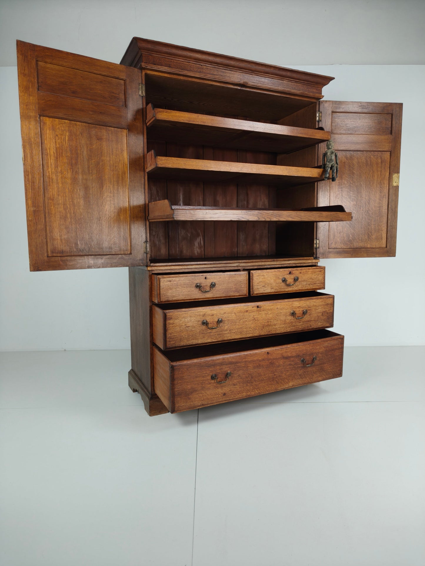 Antique Howard & Son’s Berners Street Linen Press Wardrobe – Light Oak, 19th Century Antique Howard & Son’s Berners Street Linen Press Wardrobe – Light Oak, 19th Century
