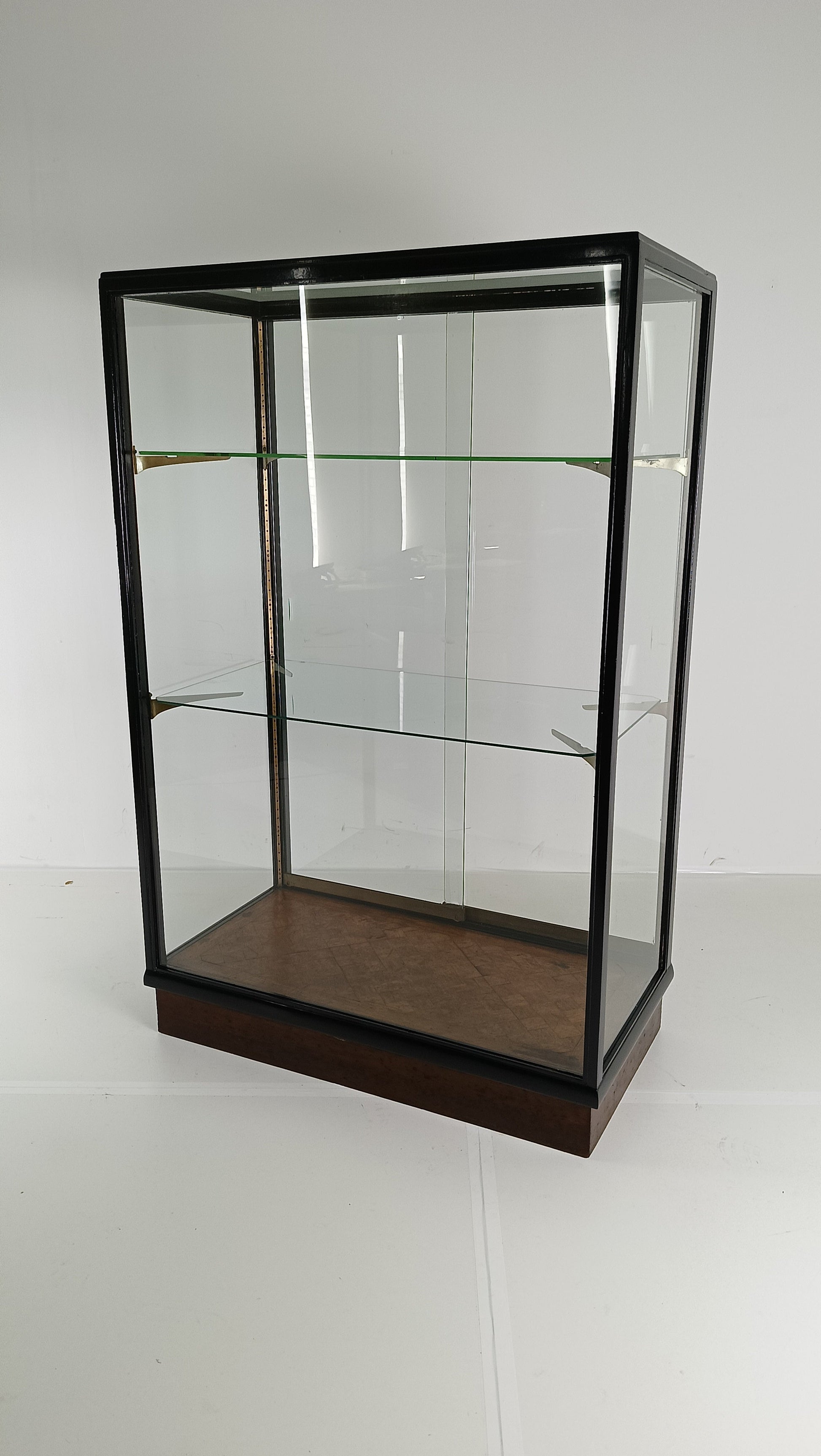 Antique Madame de Bonneterie Display Cabinet Antique Madame de Bonneterie Display Cabinet