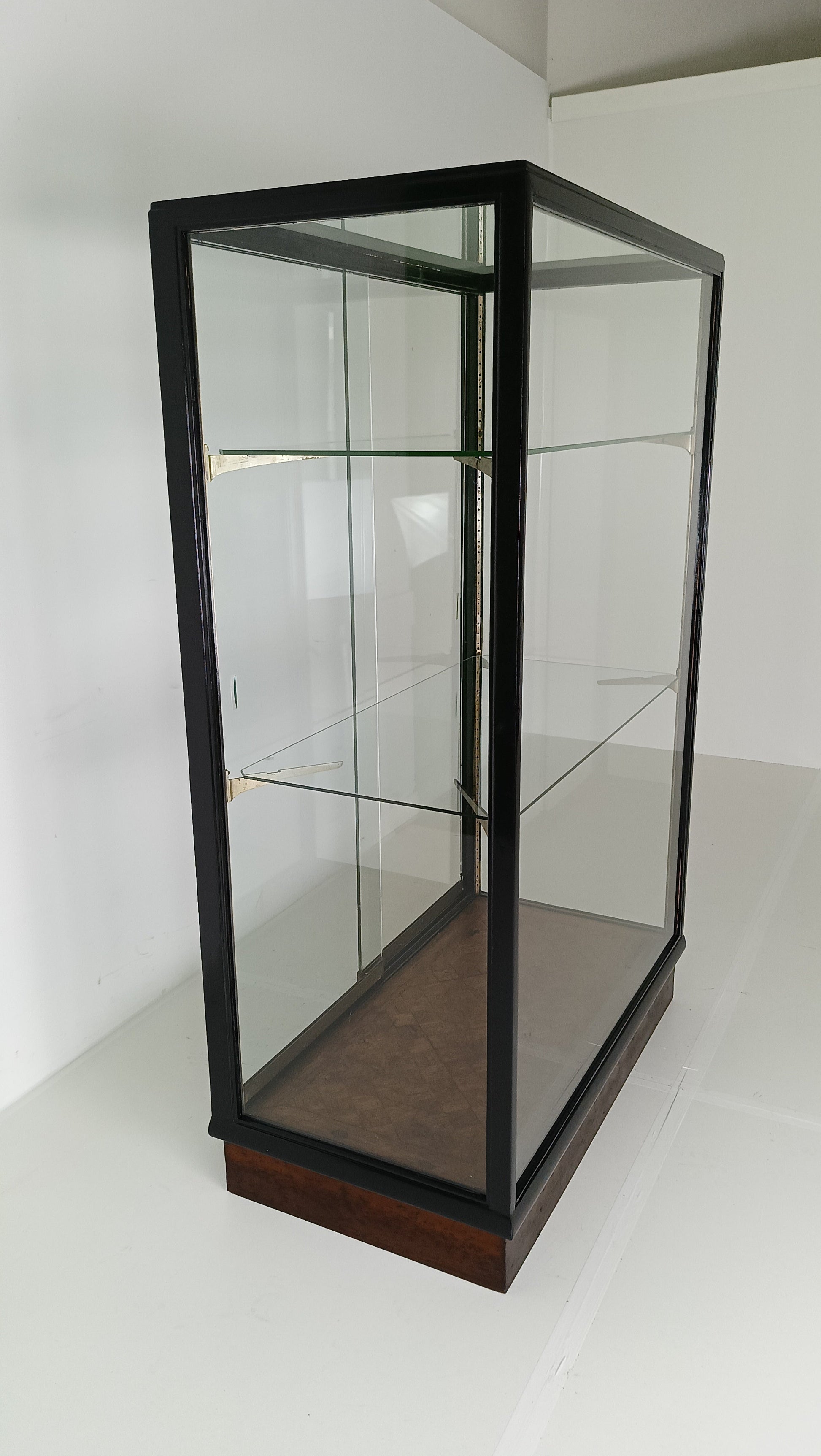 Antique Madame de Bonneterie Display Cabinet Antique Madame de Bonneterie Display Cabinet