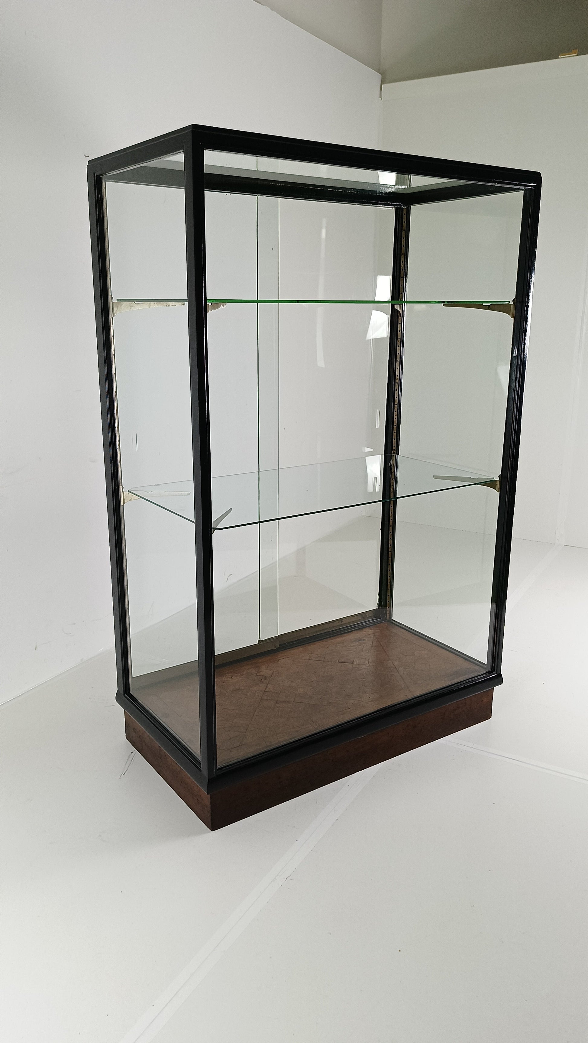 Antique Madame de Bonneterie Display Cabinet Antique Madame de Bonneterie Display Cabinet