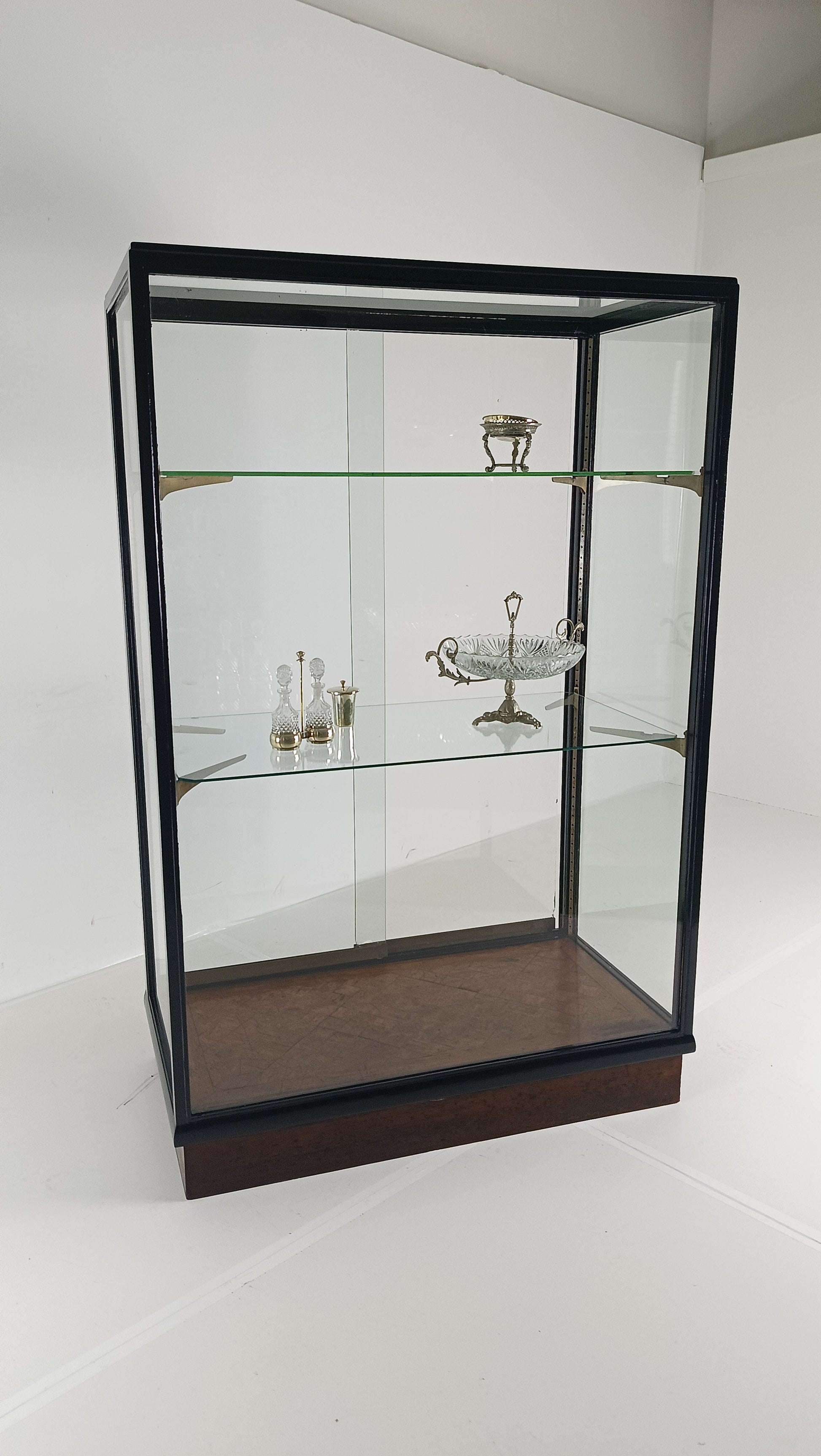 Antique Madame de Bonneterie Display Cabinet Antique Madame de Bonneterie Display Cabinet