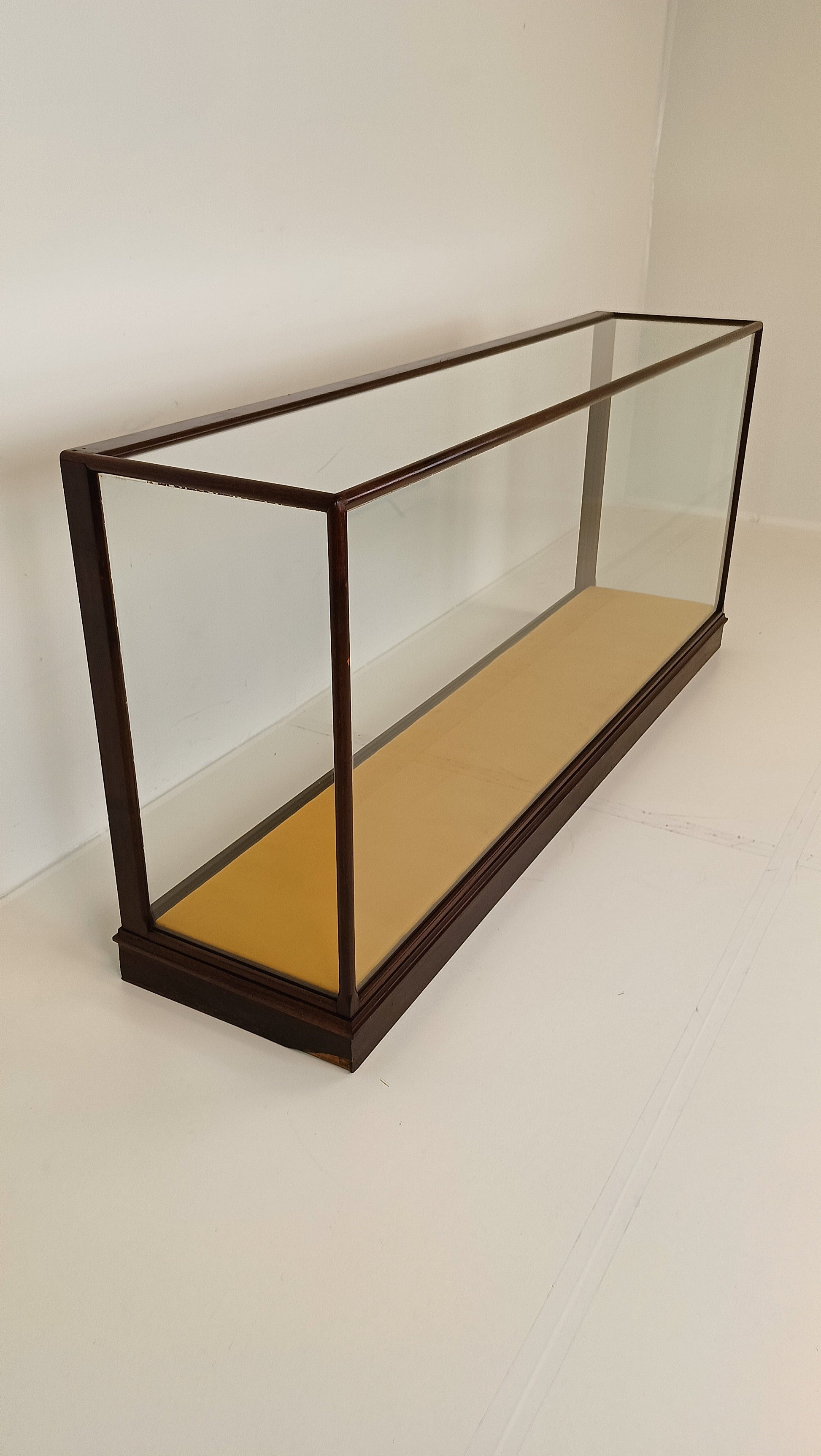 Antique Shop/Museum Display Cabinet Antique Shop/Museum Display Cabinet