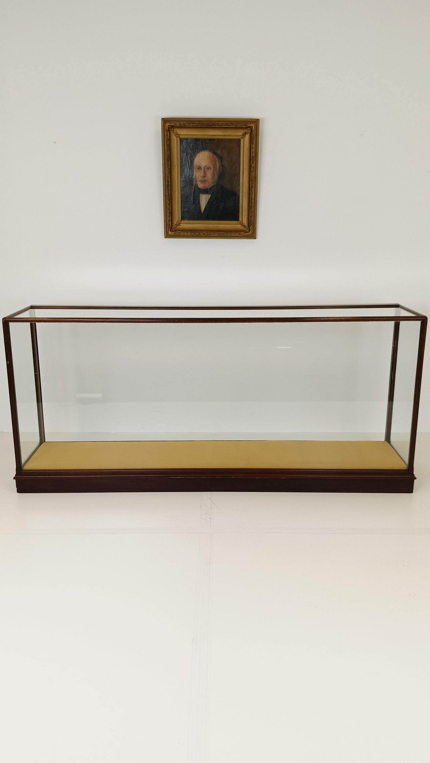 Antique Shop/Museum Display Cabinet Antique Shop/Museum Display Cabinet