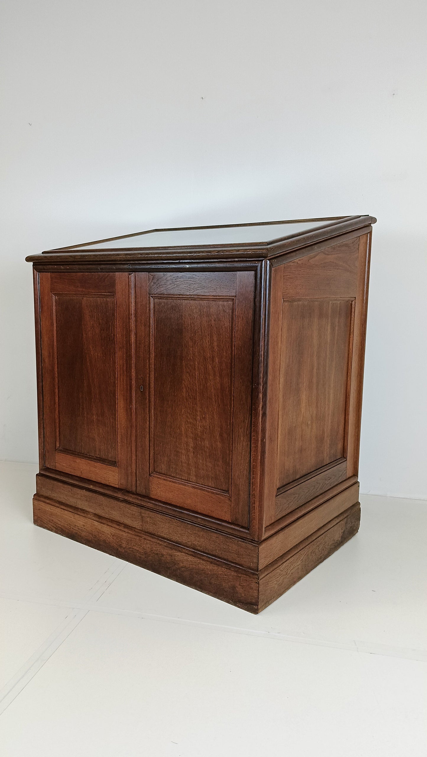 Antique Wooden Museum Display Cabinet Antique Wooden Museum Display Cabinet