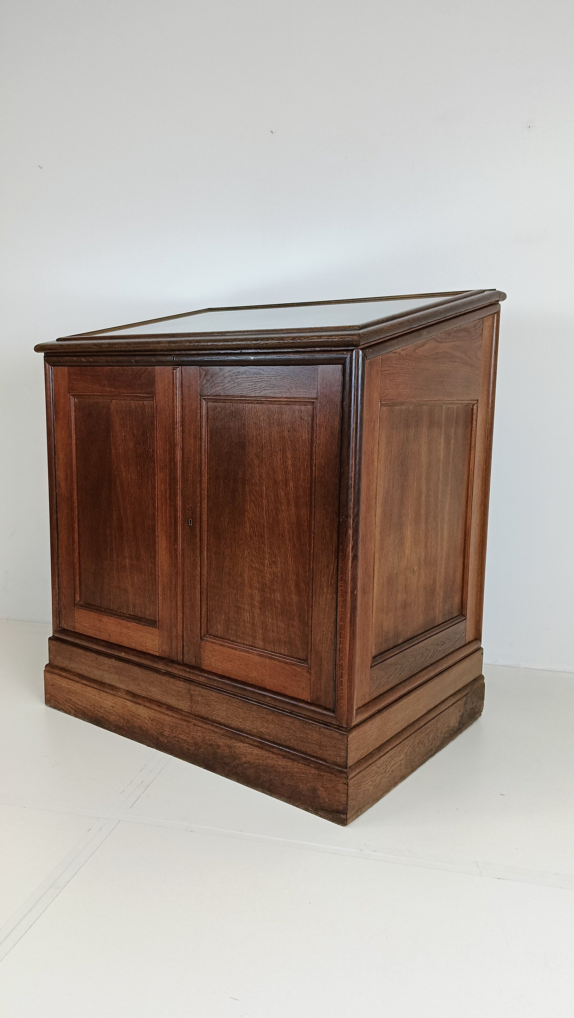 Antique Wooden Museum Display Cabinet Antique Wooden Museum Display Cabinet