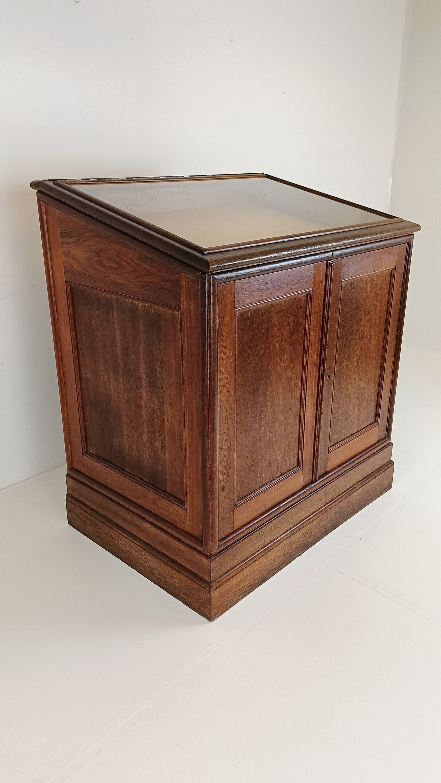 Antique Wooden Museum Display Cabinet Antique Wooden Museum Display Cabinet
