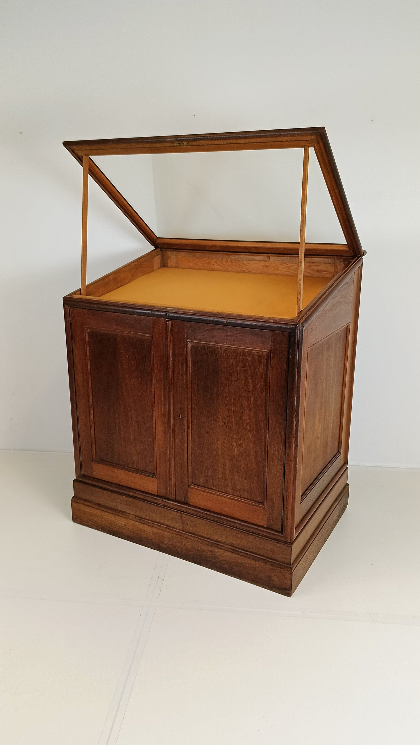 Antique Wooden Museum Display Cabinet Antique Wooden Museum Display Cabinet