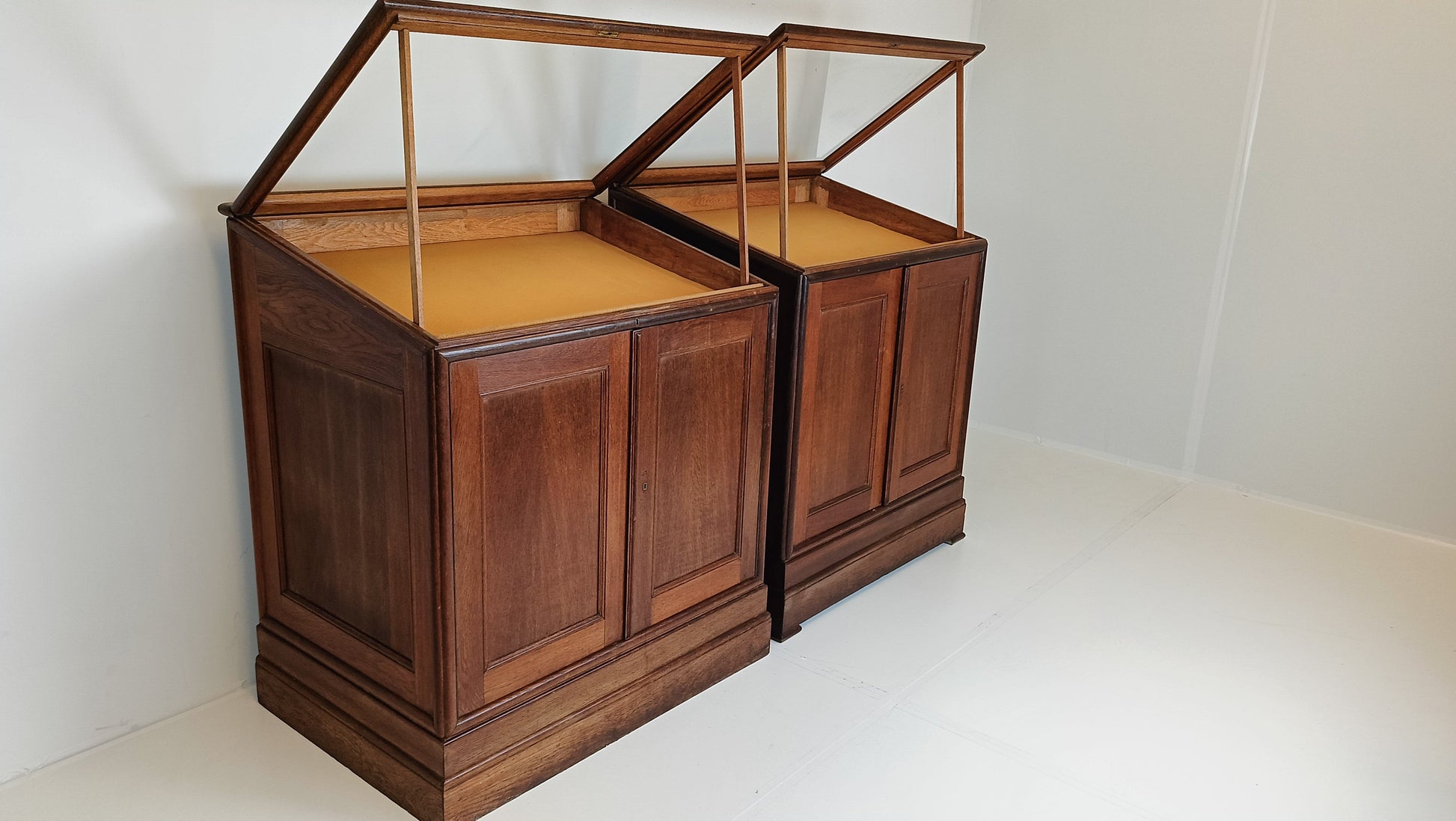 Antique Wooden Museum Display Cabinet Antique Wooden Museum Display Cabinet