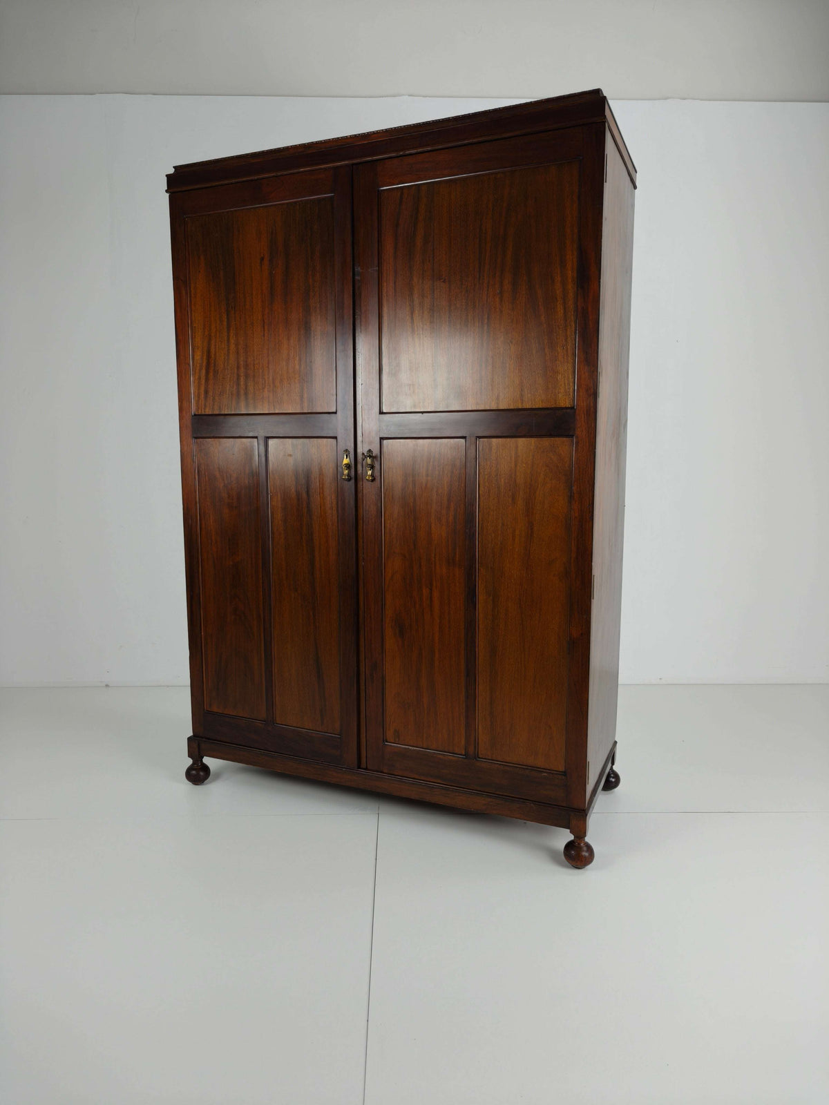 Art Deco English Gentleman’s Wardrobe – AW-Lyn, ca. 1920–1930 Art Deco English Gentleman’s Wardrobe – AW-Lyn, ca. 1920–1930