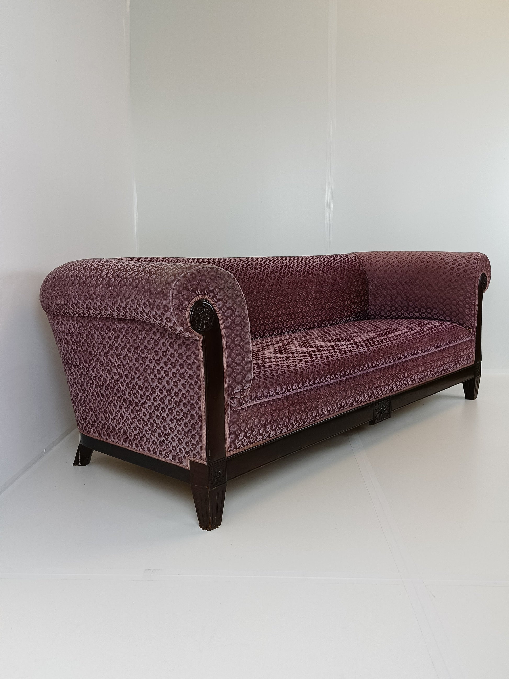 Ashtonishing Antique Lilla Sofa Ashtonishing Antique Lilla Sofa