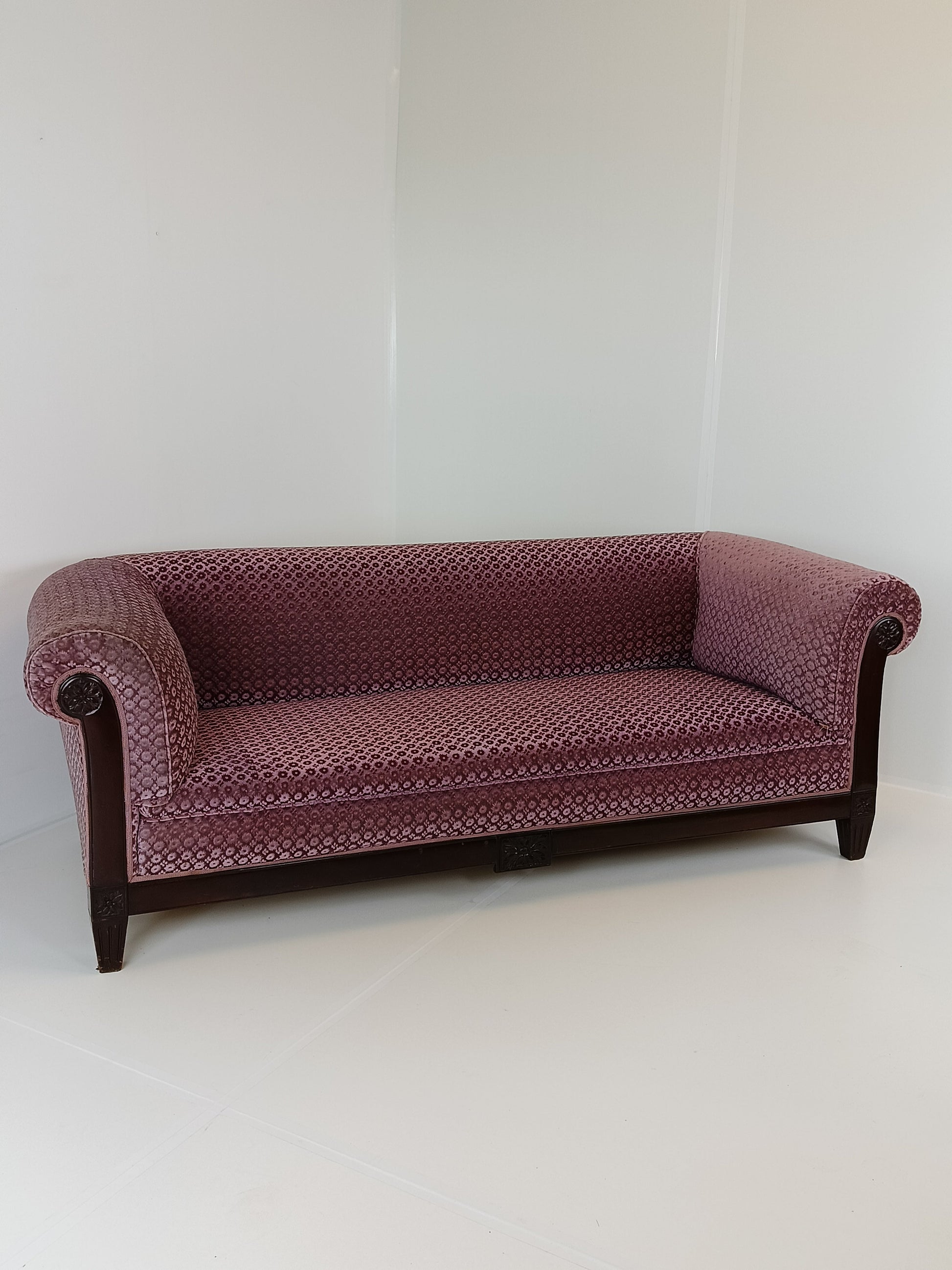 Ashtonishing Antique Lilla Sofa Ashtonishing Antique Lilla Sofa