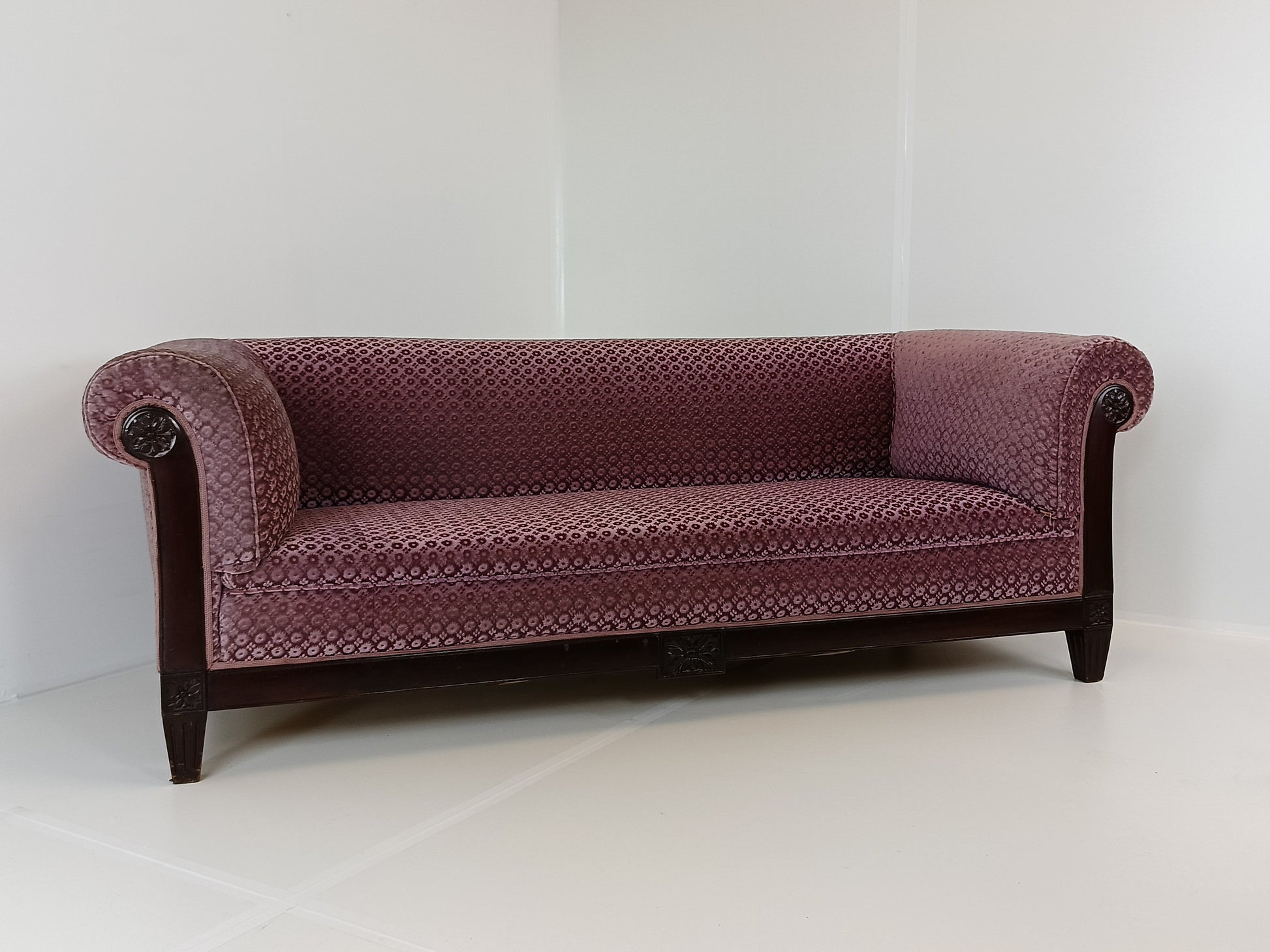 Ashtonishing Antique Lilla Sofa Ashtonishing Antique Lilla Sofa