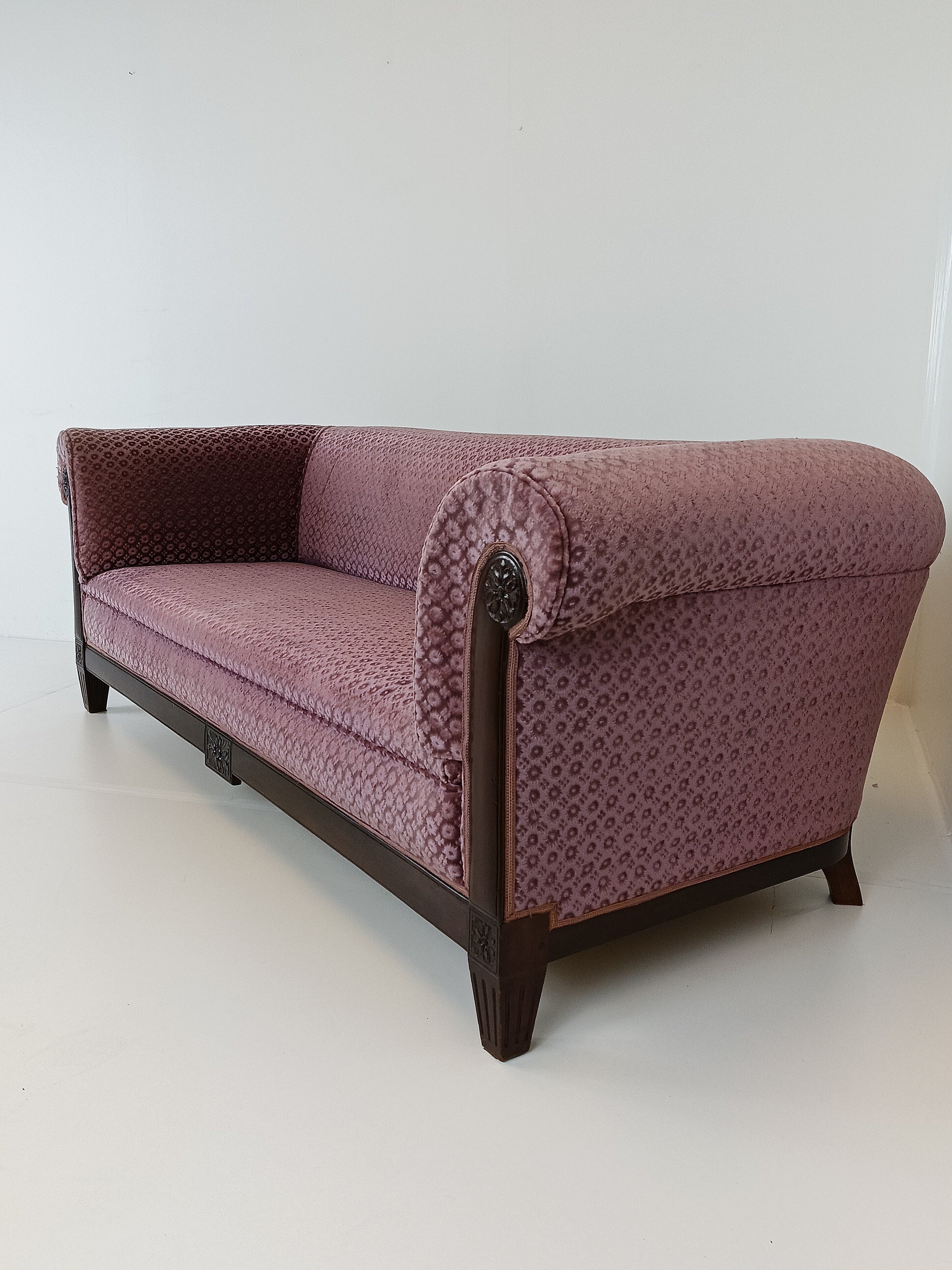 Ashtonishing Antique Lilla Sofa Ashtonishing Antique Lilla Sofa