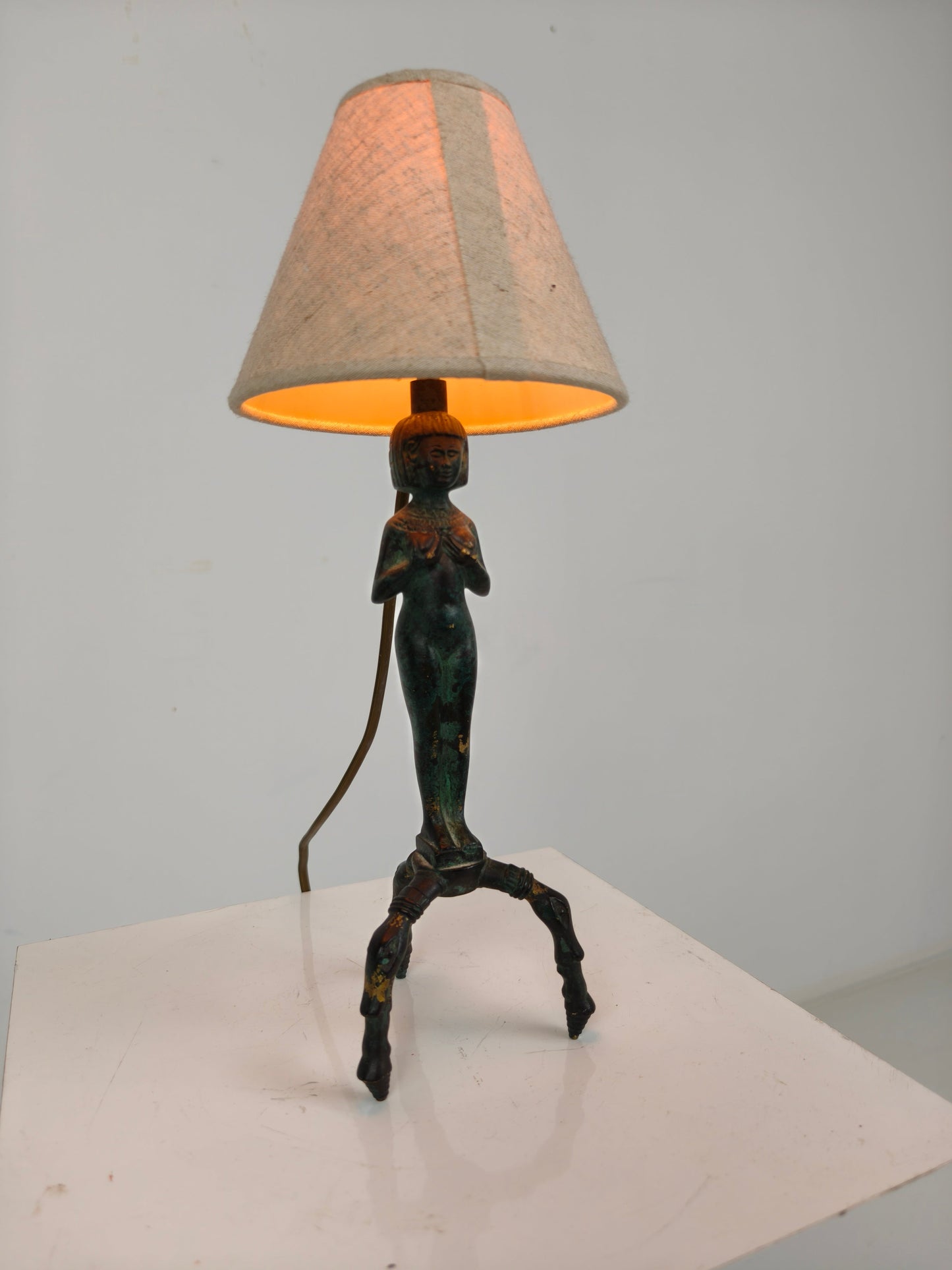 Beautiful Bronze Egyptian Lady Table Lamp 20th Beautiful Bronze Egyptian Lady Table Lamp 20th