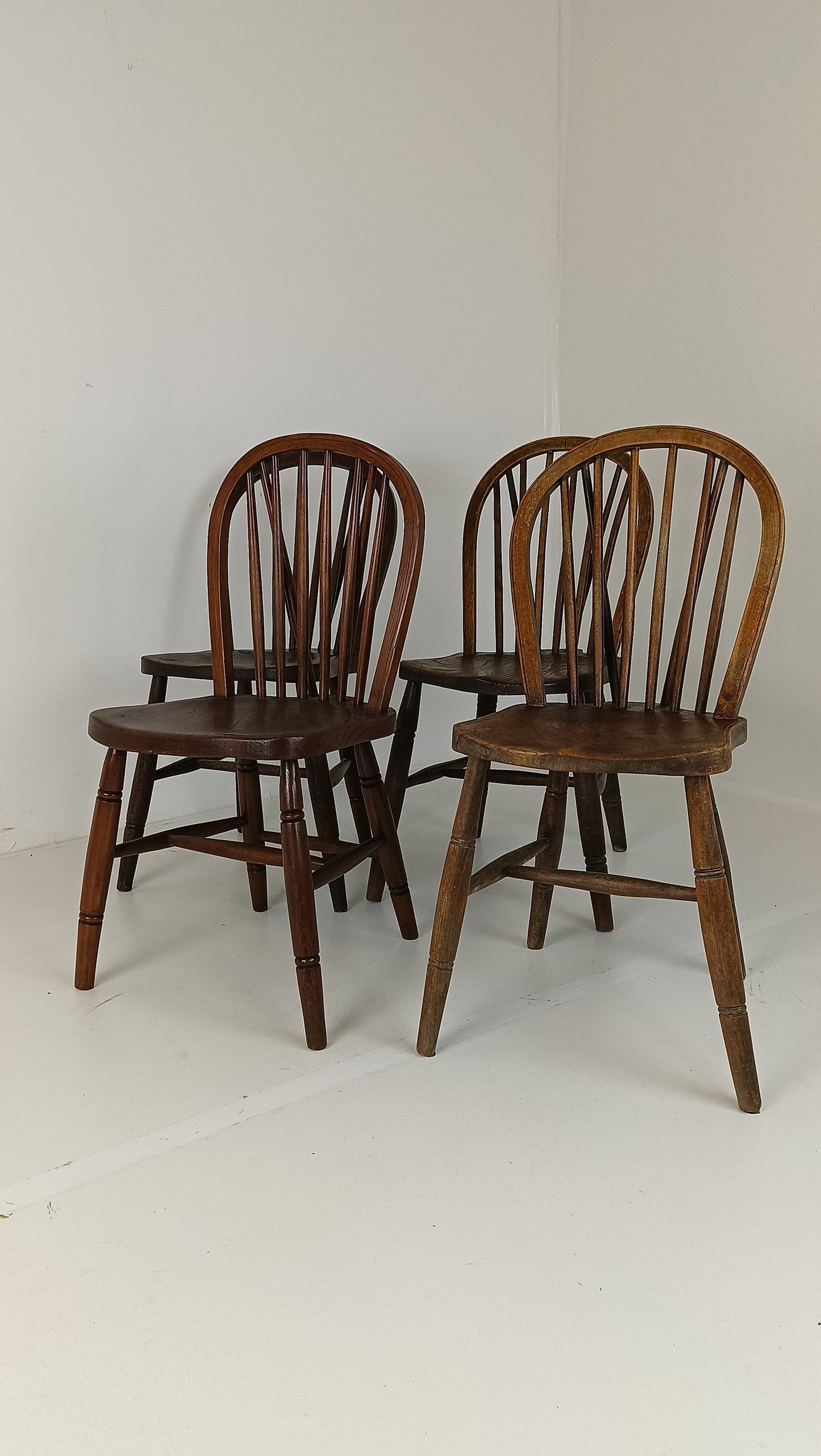 Beautiful Classic Windsor Chair set Beautiful Classic Windsor Chair set