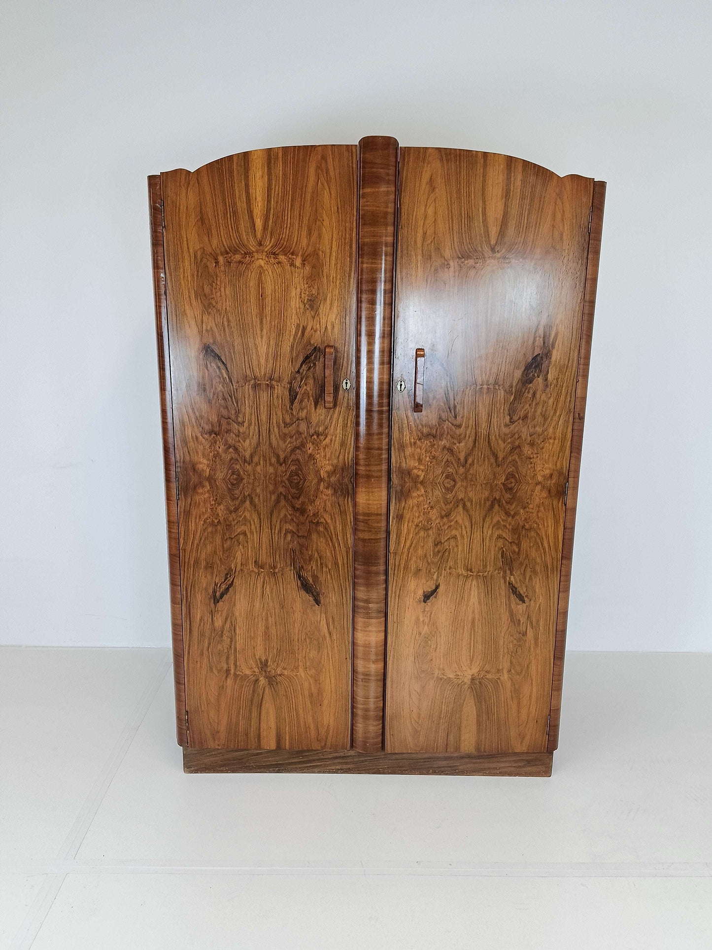 Beautiful English Art Deco Burrnut Wardrobe Beautiful English Art Deco Burrnut Wardrobe