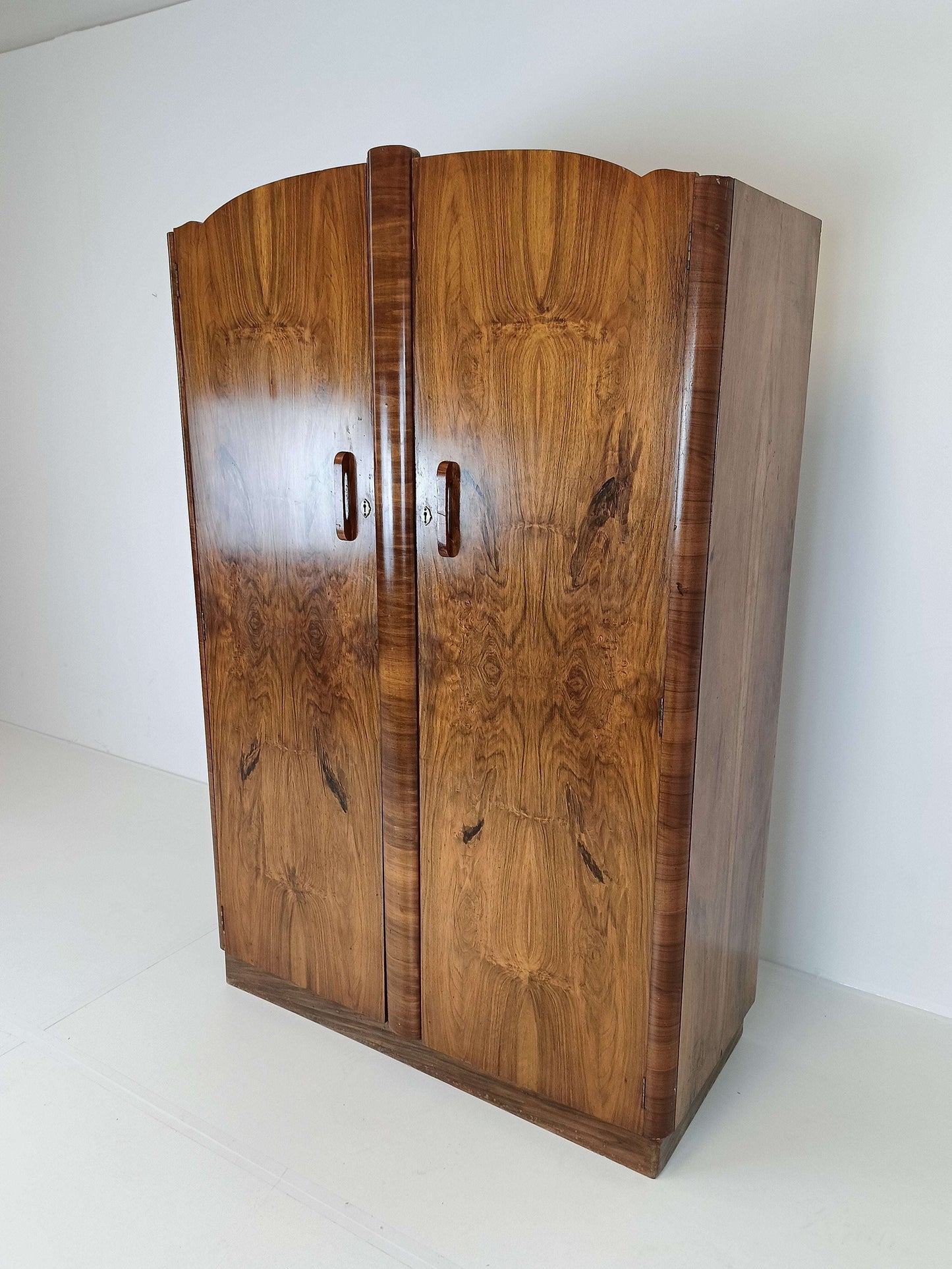 Beautiful English Art Deco Burrnut Wardrobe Beautiful English Art Deco Burrnut Wardrobe