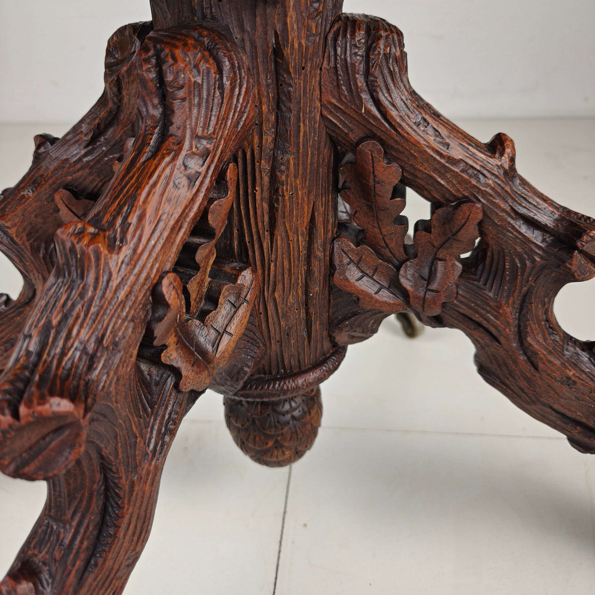 Black Forest Étagère by Horrix – Late 19th Century Black Forest Étagère by Horrix – Late 19th Century
