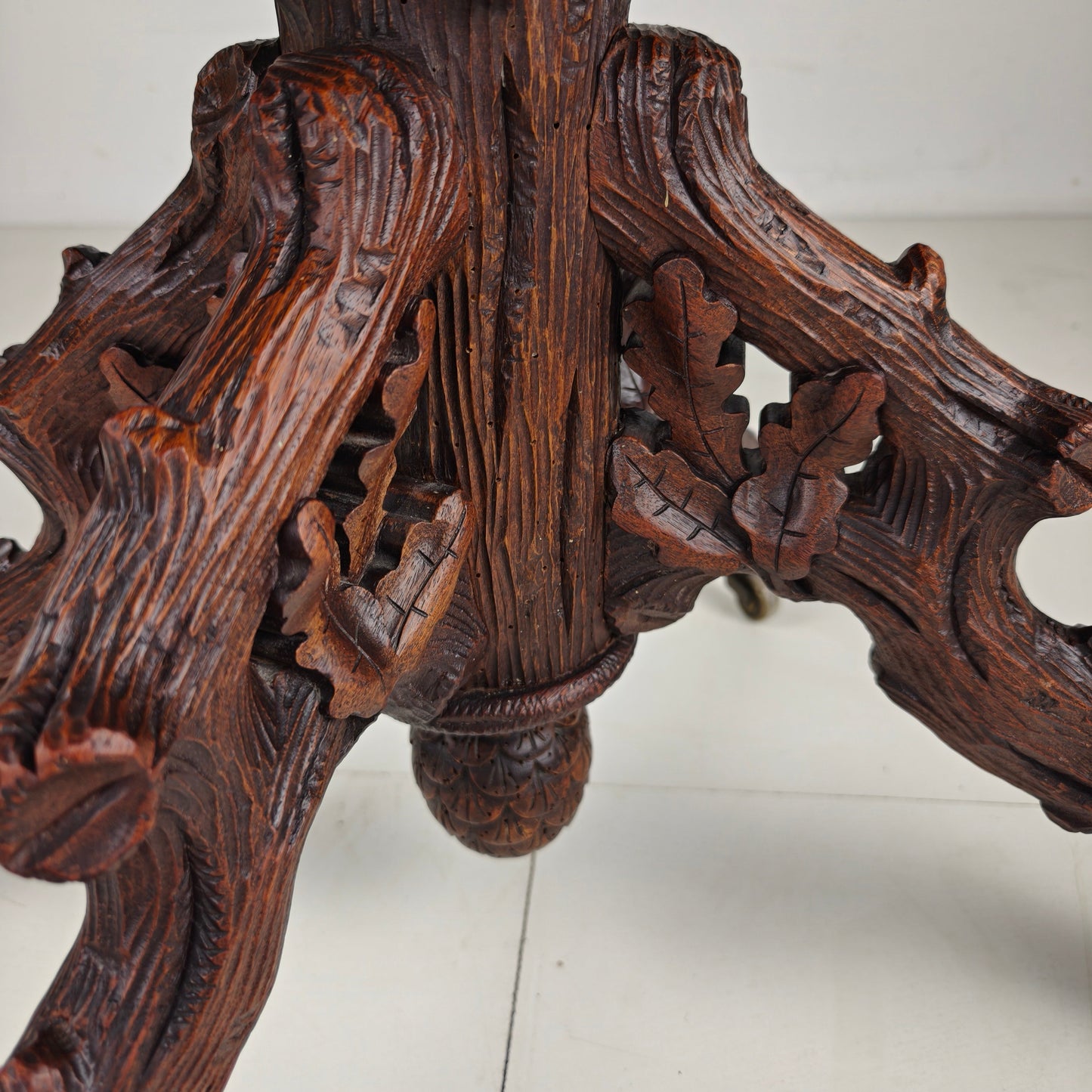Black Forest Étagère by Horrix – Late 19th Century Black Forest Étagère by Horrix – Late 19th Century