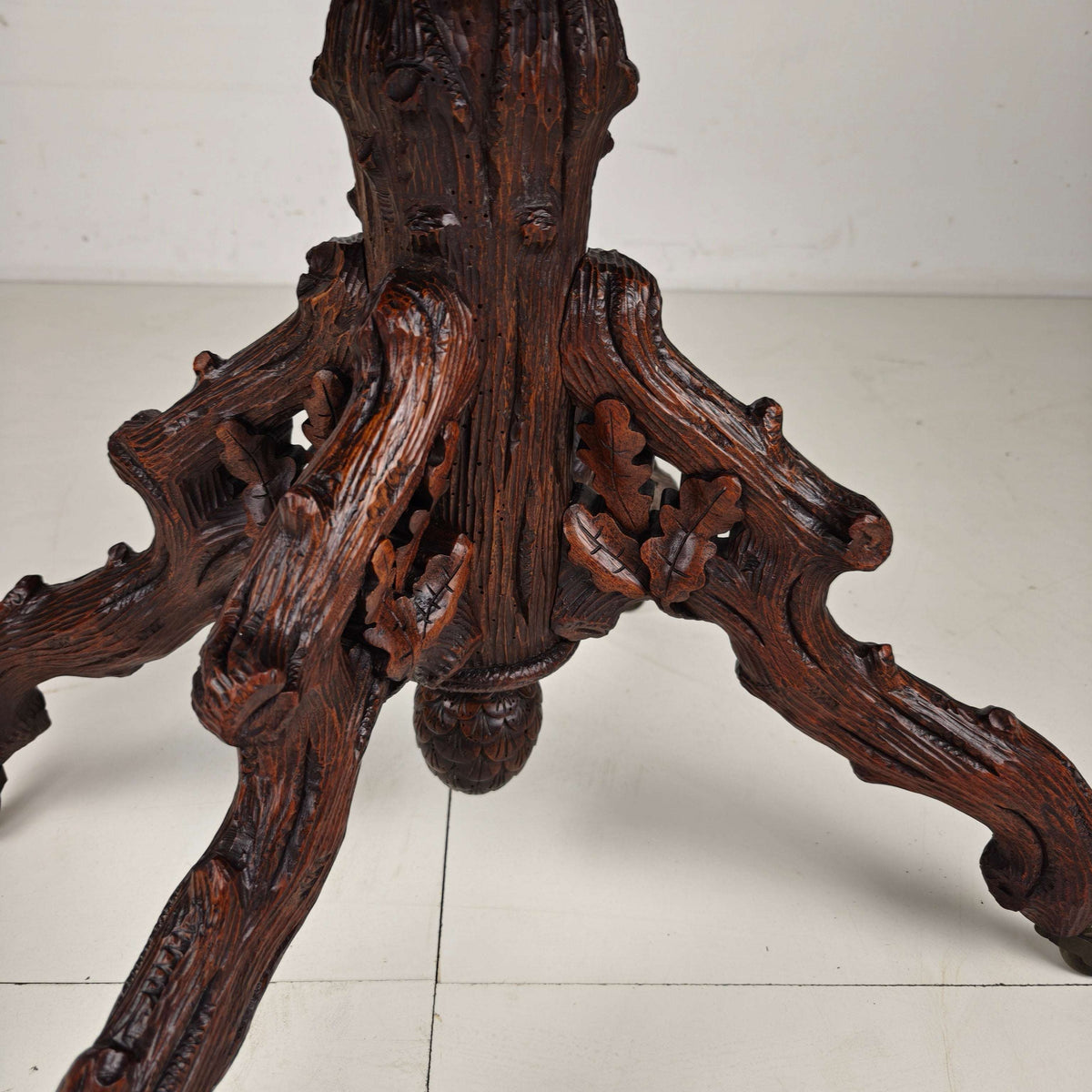 Black Forest Étagère by Horrix – Late 19th Century Black Forest Étagère by Horrix – Late 19th Century