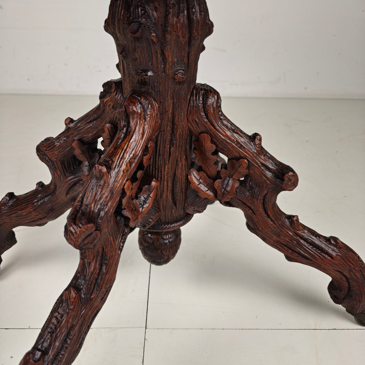Black Forest Étagère by Horrix – Late 19th Century Black Forest Étagère by Horrix – Late 19th Century