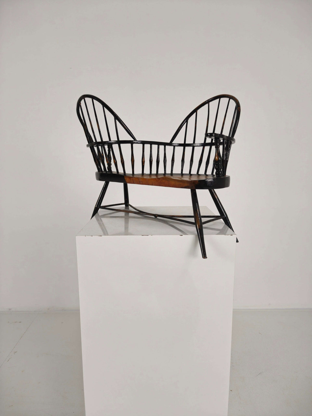 Charming Early 20th Century Decorative Windsor Tête-à-Tête Loveseat – Scale Model Charming Early 20th Century Decorative Windsor Tête-à-Tête Loveseat – Scale Model
