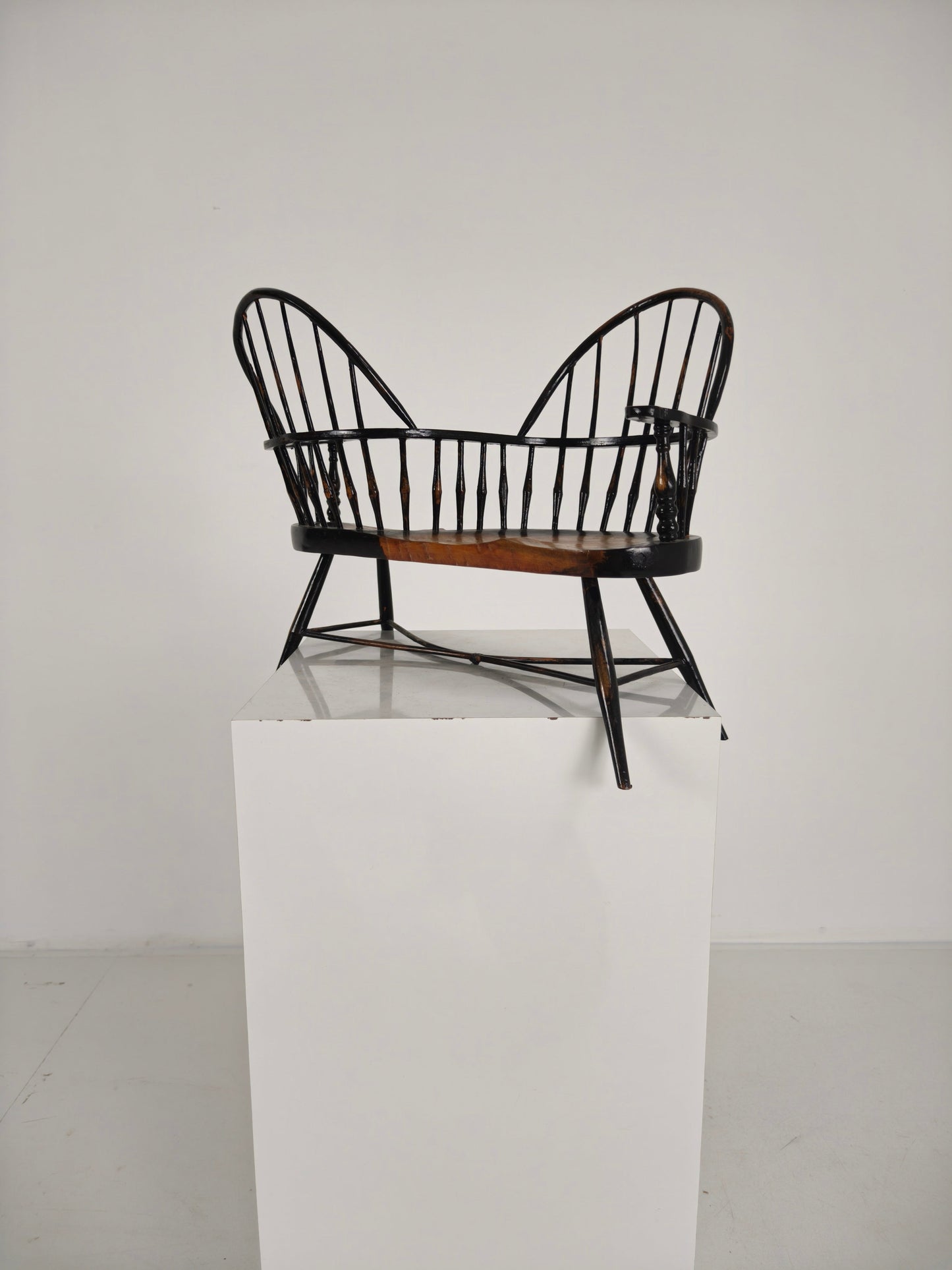 Charming Early 20th Century Decorative Windsor Tête-à-Tête Loveseat – Scale Model Charming Early 20th Century Decorative Windsor Tête-à-Tête Loveseat – Scale Model