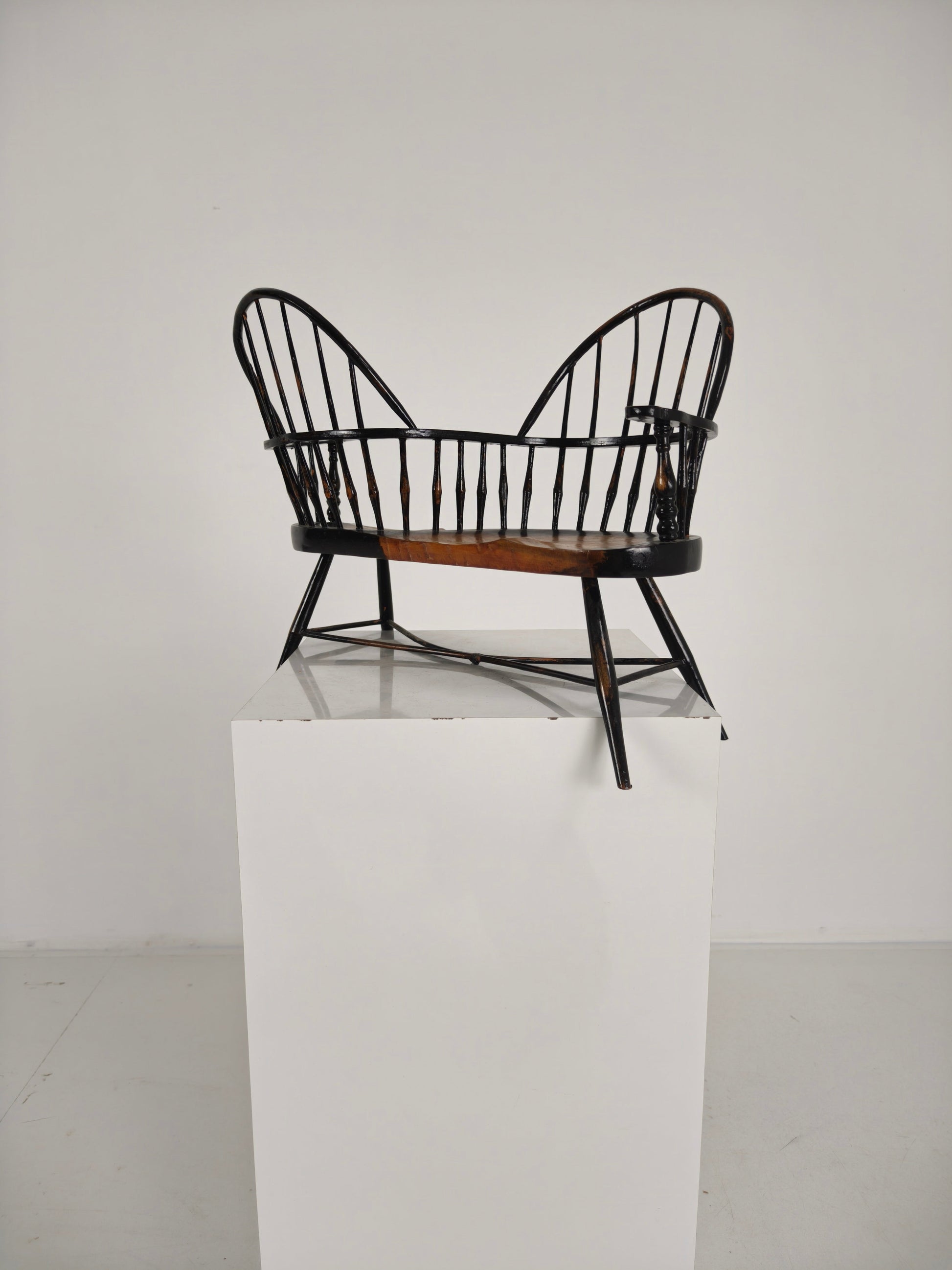 Charming Early 20th Century Decorative Windsor Tête-à-Tête Loveseat – Scale Model Charming Early 20th Century Decorative Windsor Tête-à-Tête Loveseat – Scale Model