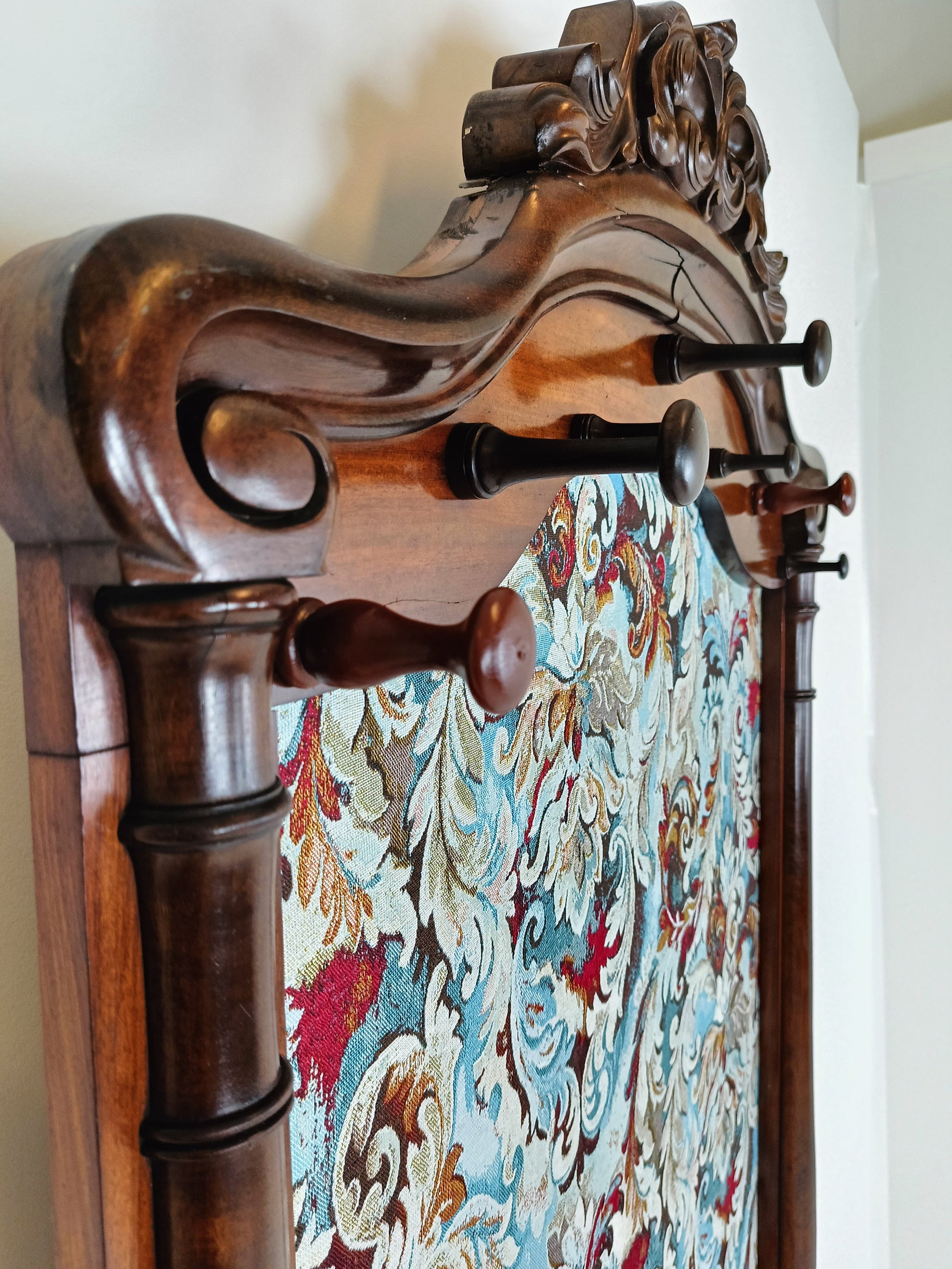 Classic Coat Rack With Notorius Upholstery Classic Coat Rack With Notorius Upholstery