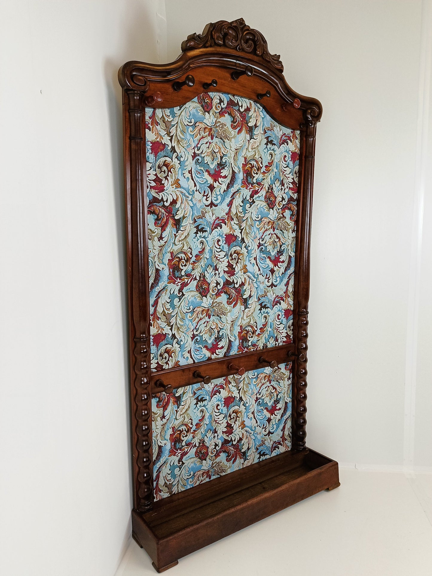 Classic Coat Rack With Notorius Upholstery Classic Coat Rack With Notorius Upholstery