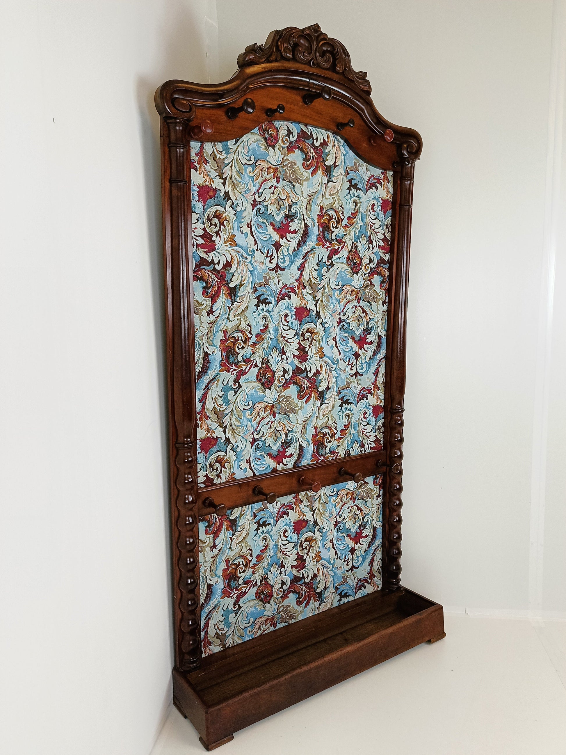 Classic Coat Rack With Notorius Upholstery Classic Coat Rack With Notorius Upholstery