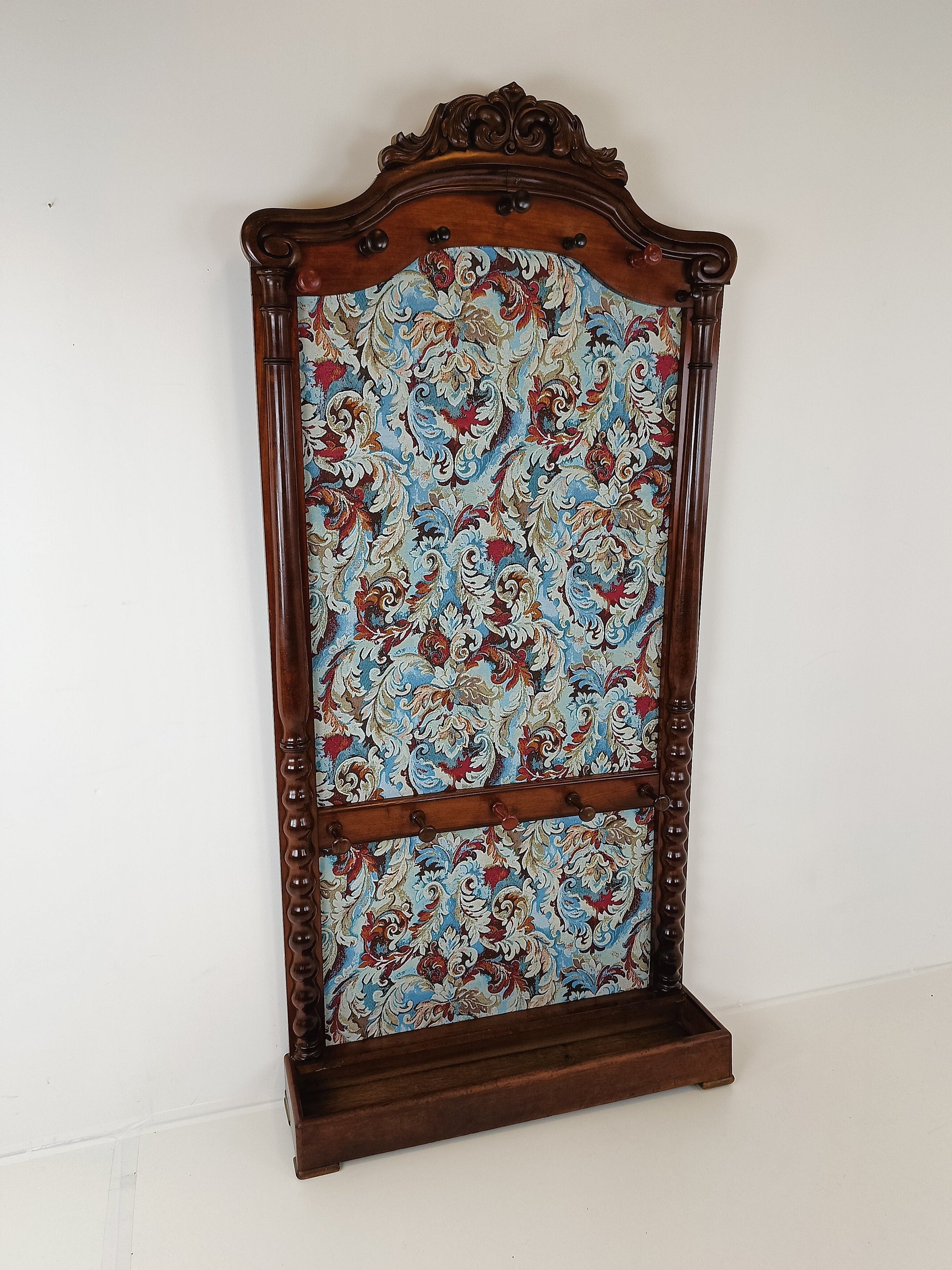 Classic Coat Rack With Notorius Upholstery Classic Coat Rack With Notorius Upholstery