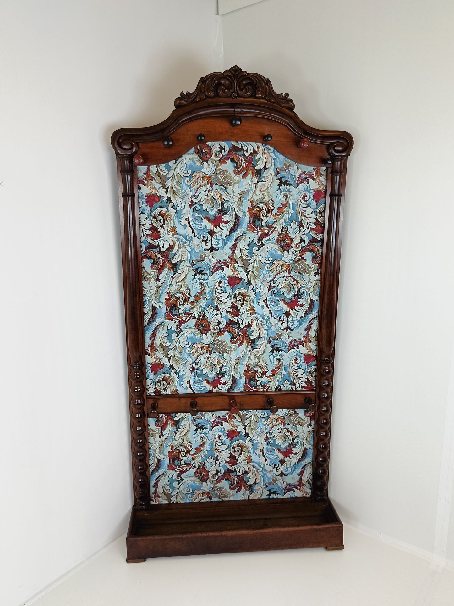 Classic Coat Rack With Notorius Upholstery Classic Coat Rack With Notorius Upholstery