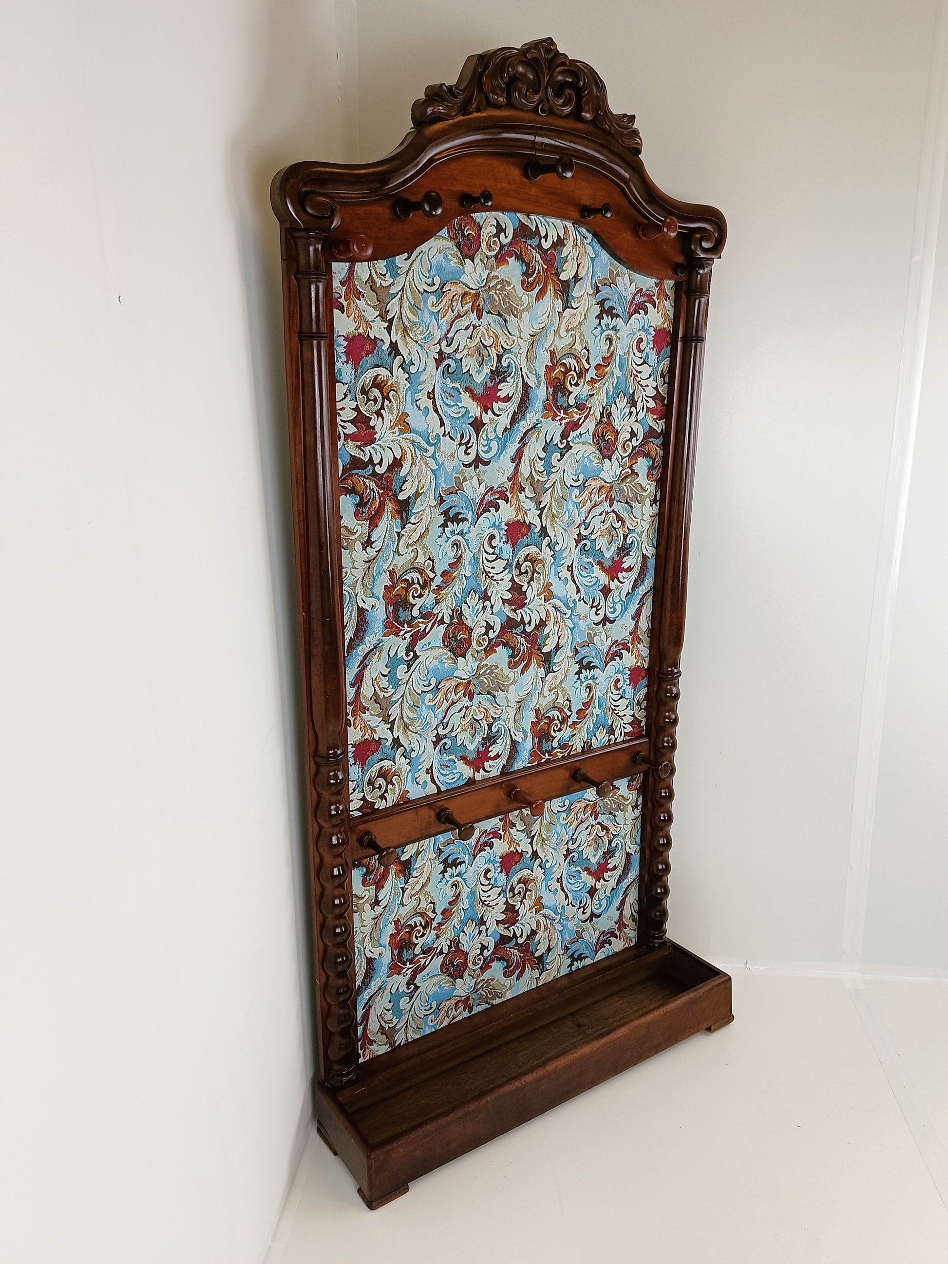Classic Coat Rack With Notorius Upholstery Classic Coat Rack With Notorius Upholstery