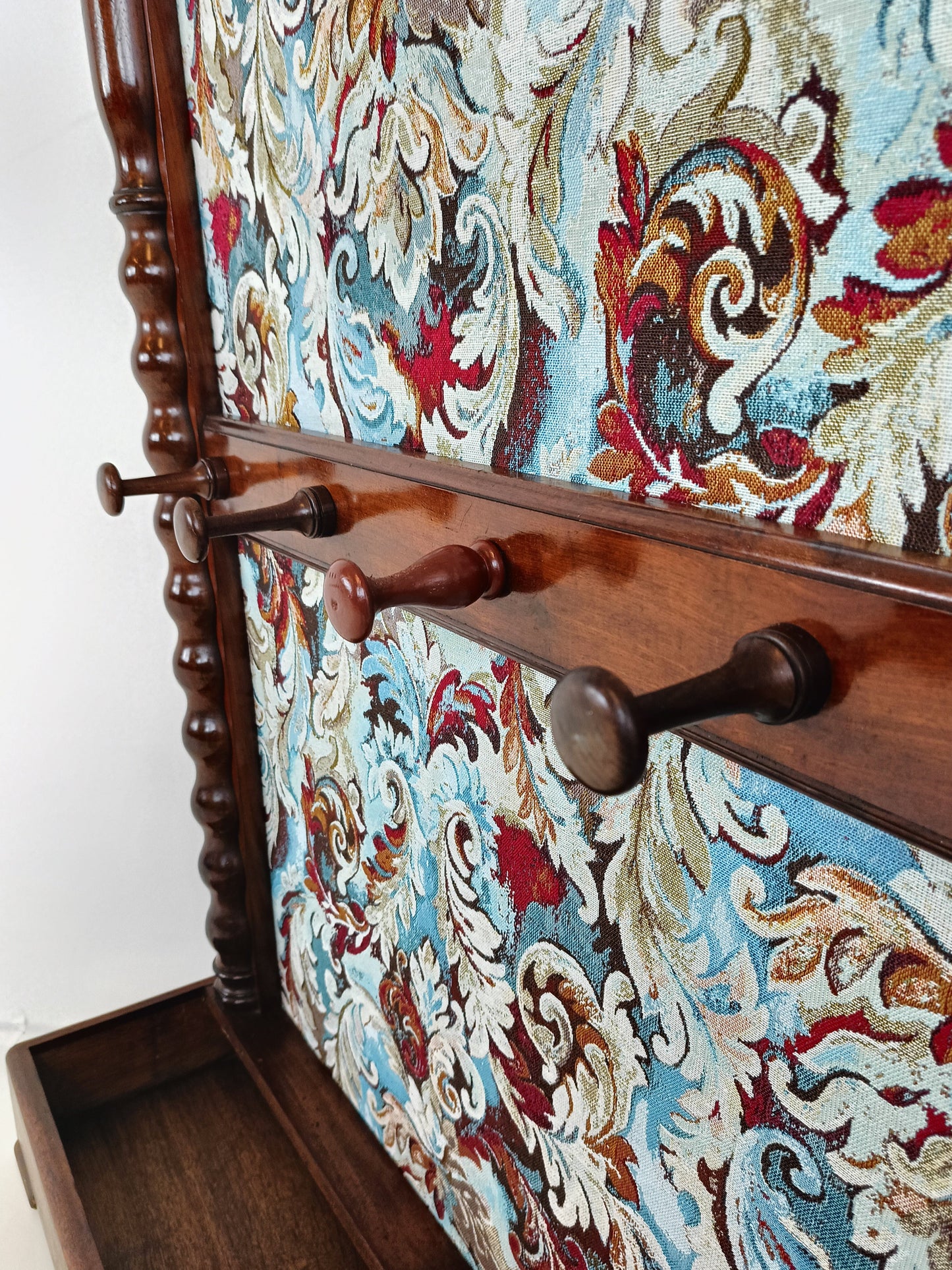 Classic Coat Rack With Notorius Upholstery Classic Coat Rack With Notorius Upholstery