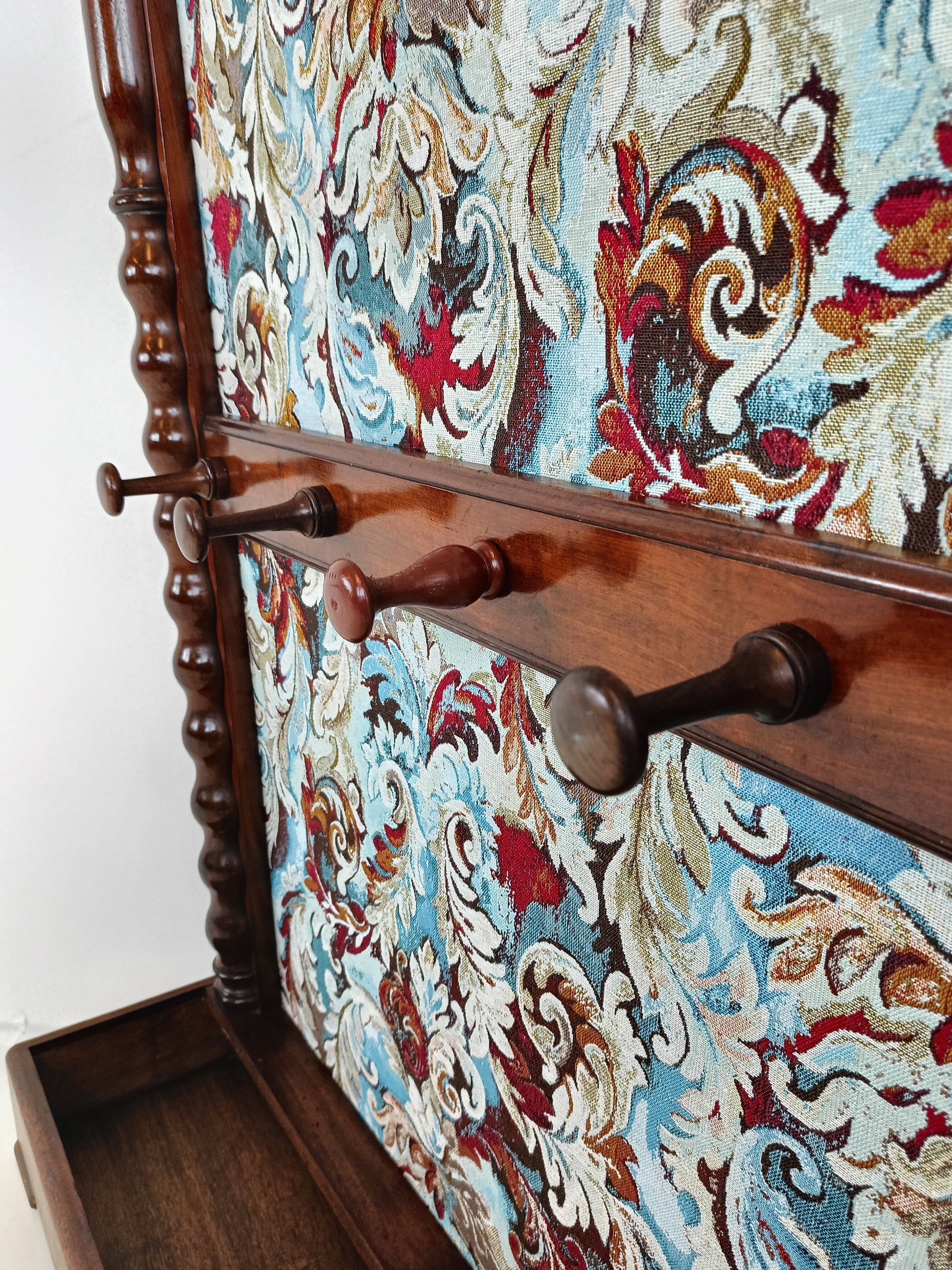 Classic Coat Rack With Notorius Upholstery Classic Coat Rack With Notorius Upholstery