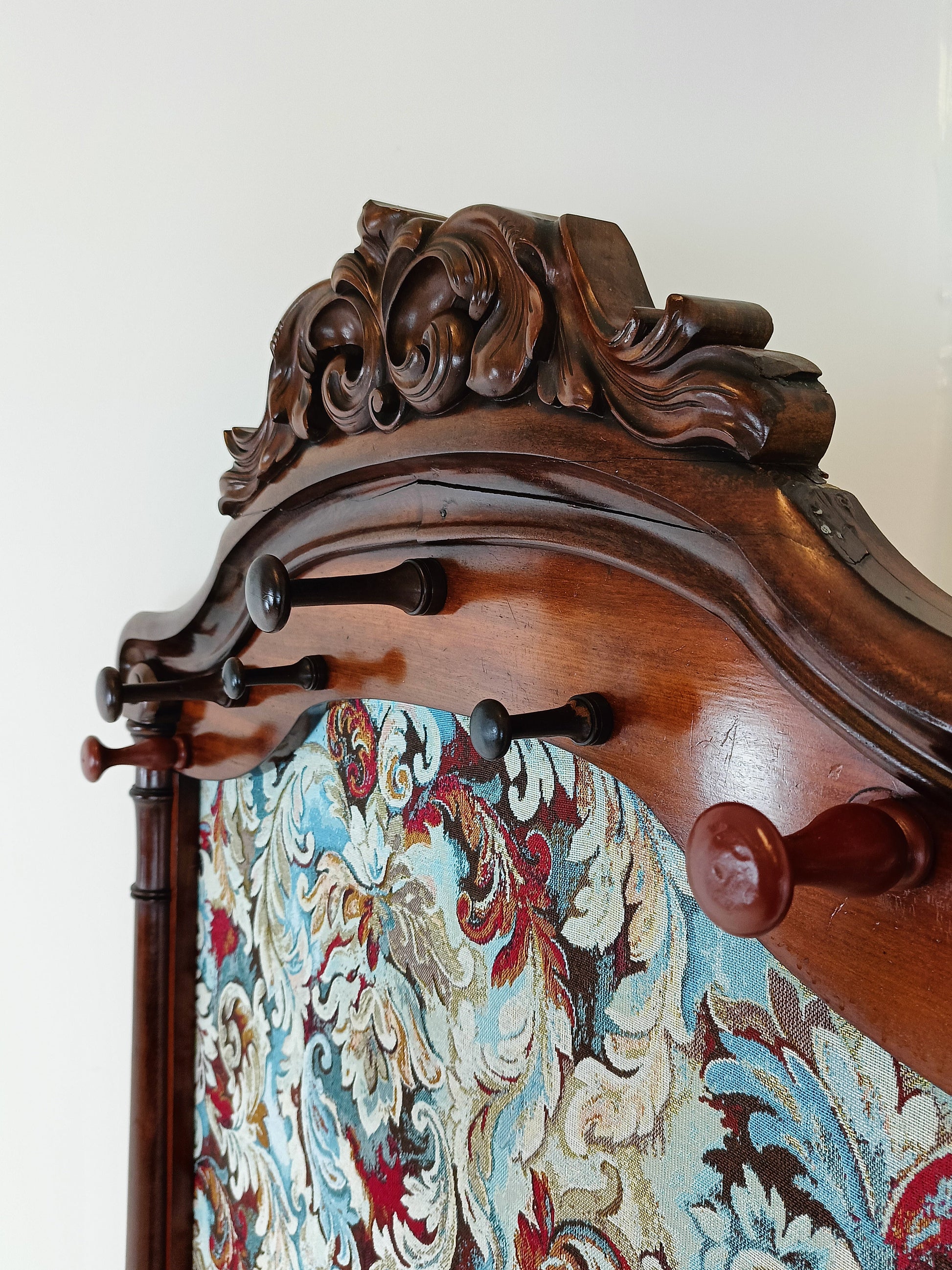 Classic Coat Rack With Notorius Upholstery Classic Coat Rack With Notorius Upholstery