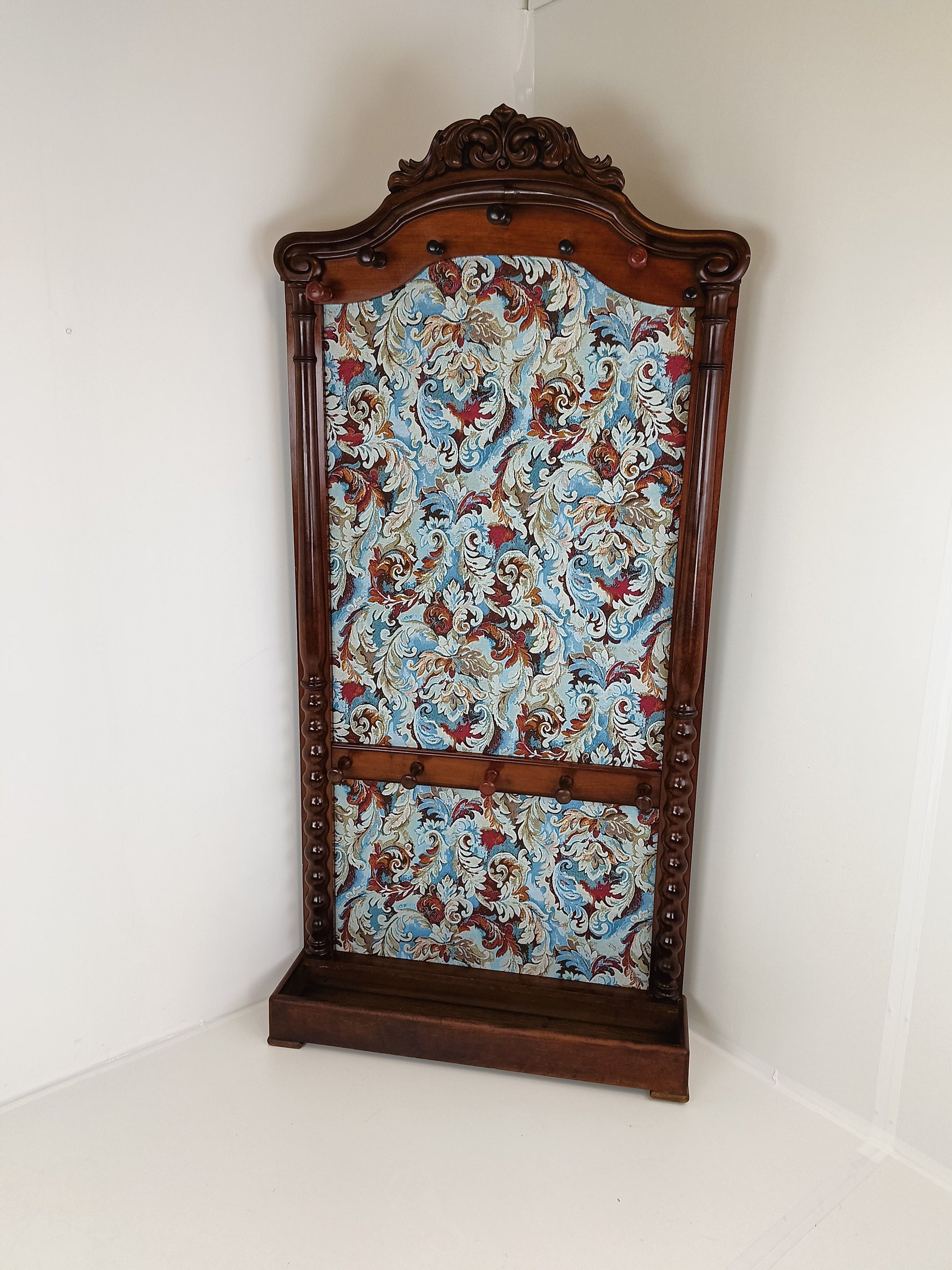 Classic Coat Rack With Notorius Upholstery Classic Coat Rack With Notorius Upholstery