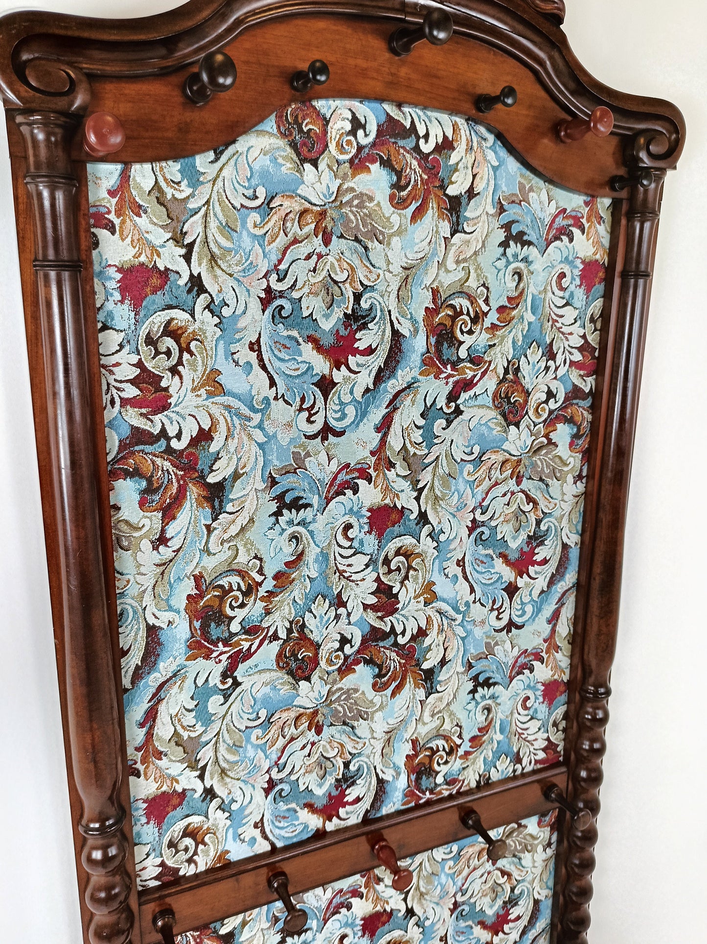 Classic Coat Rack With Notorius Upholstery Classic Coat Rack With Notorius Upholstery