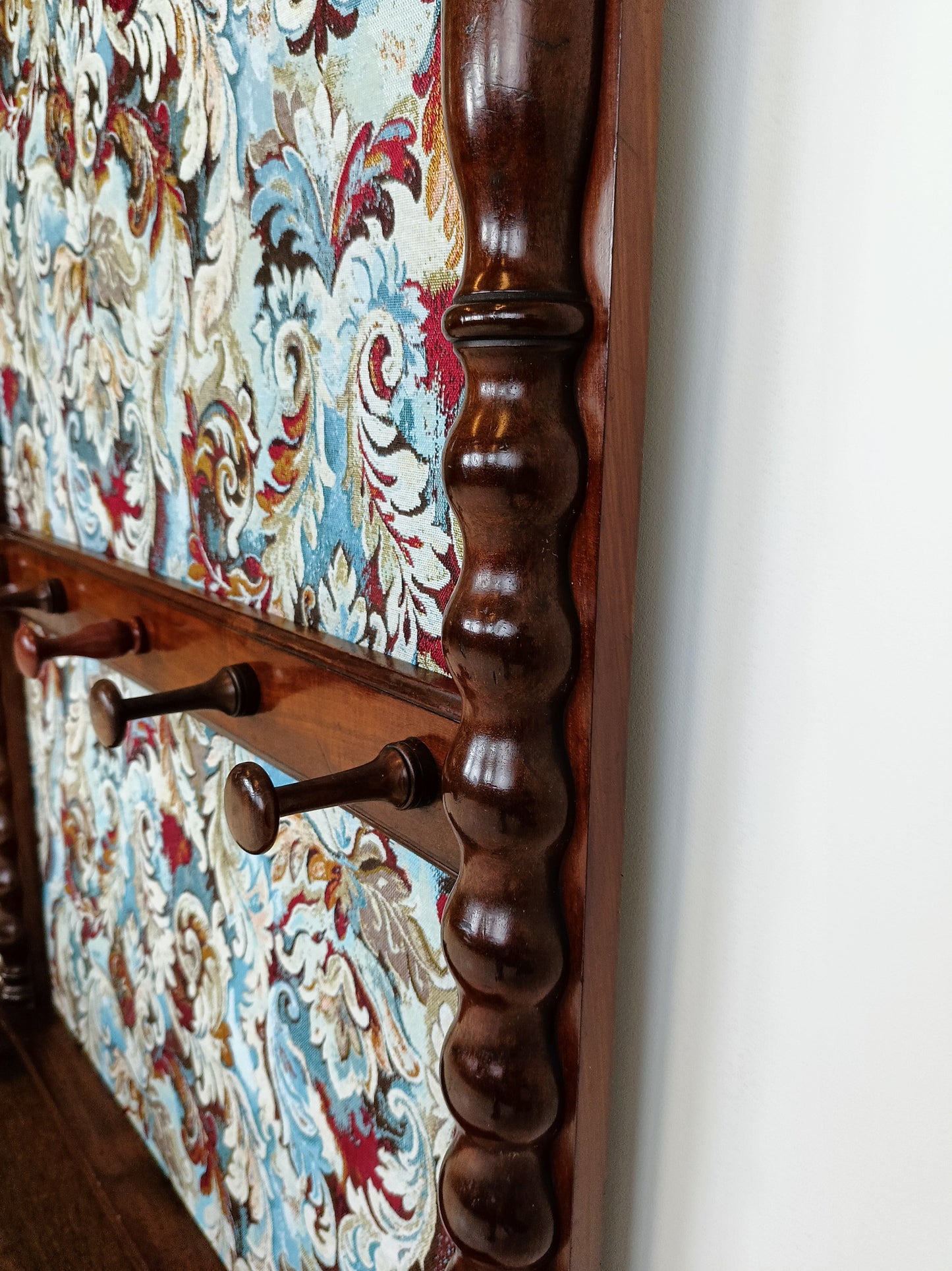 Classic Coat Rack With Notorius Upholstery Classic Coat Rack With Notorius Upholstery