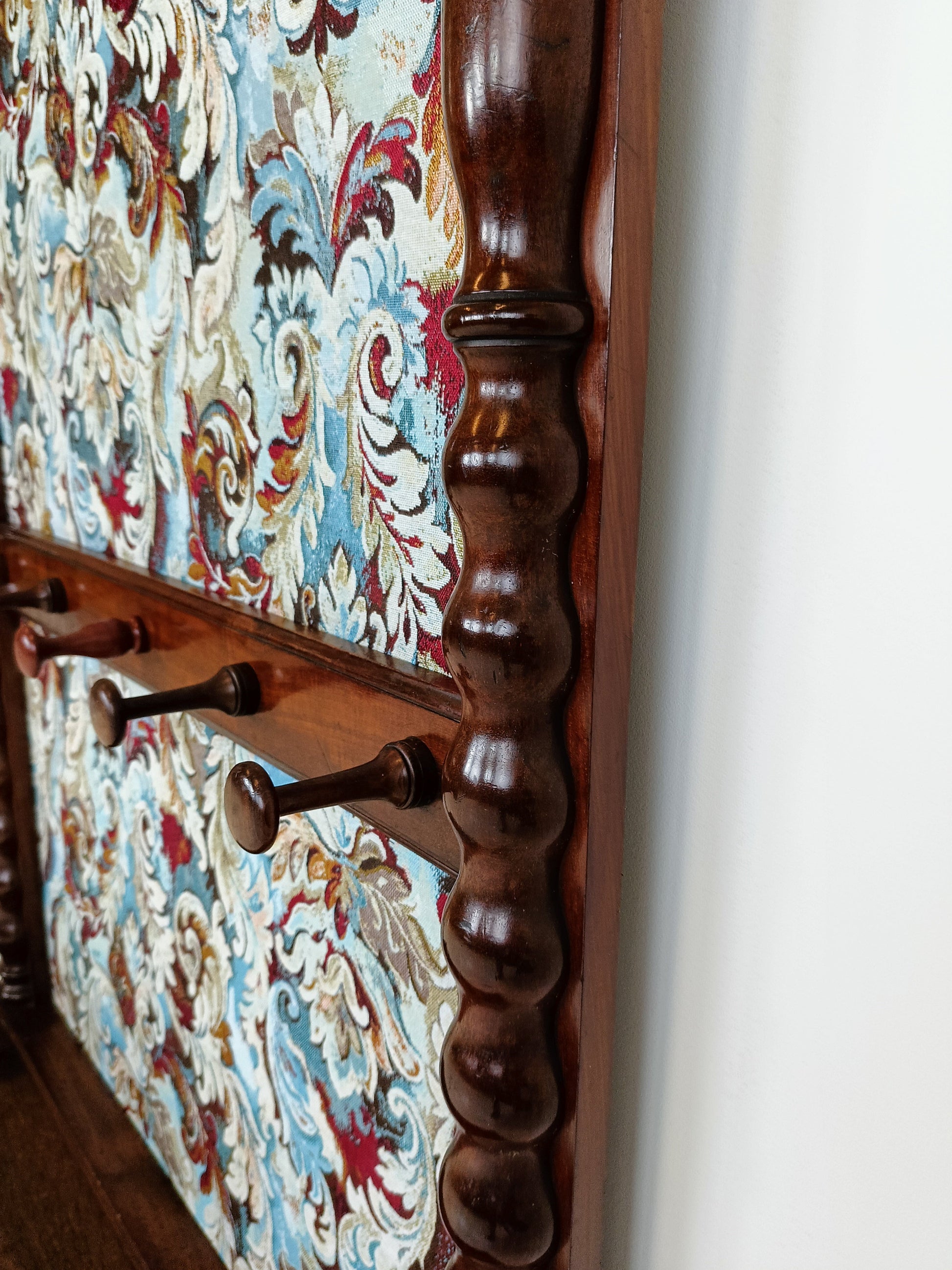 Classic Coat Rack With Notorius Upholstery Classic Coat Rack With Notorius Upholstery