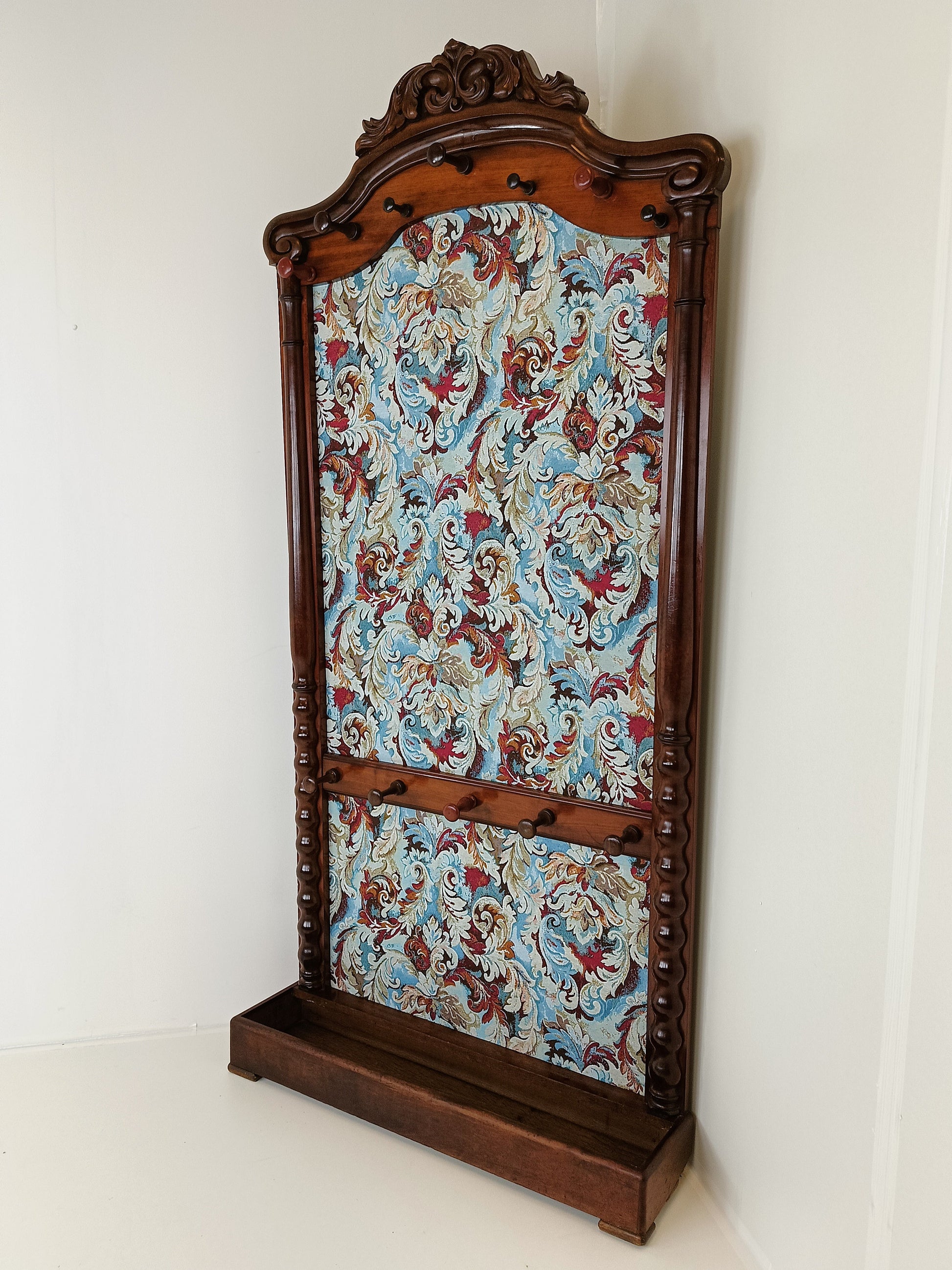Classic Coat Rack With Notorius Upholstery Classic Coat Rack With Notorius Upholstery