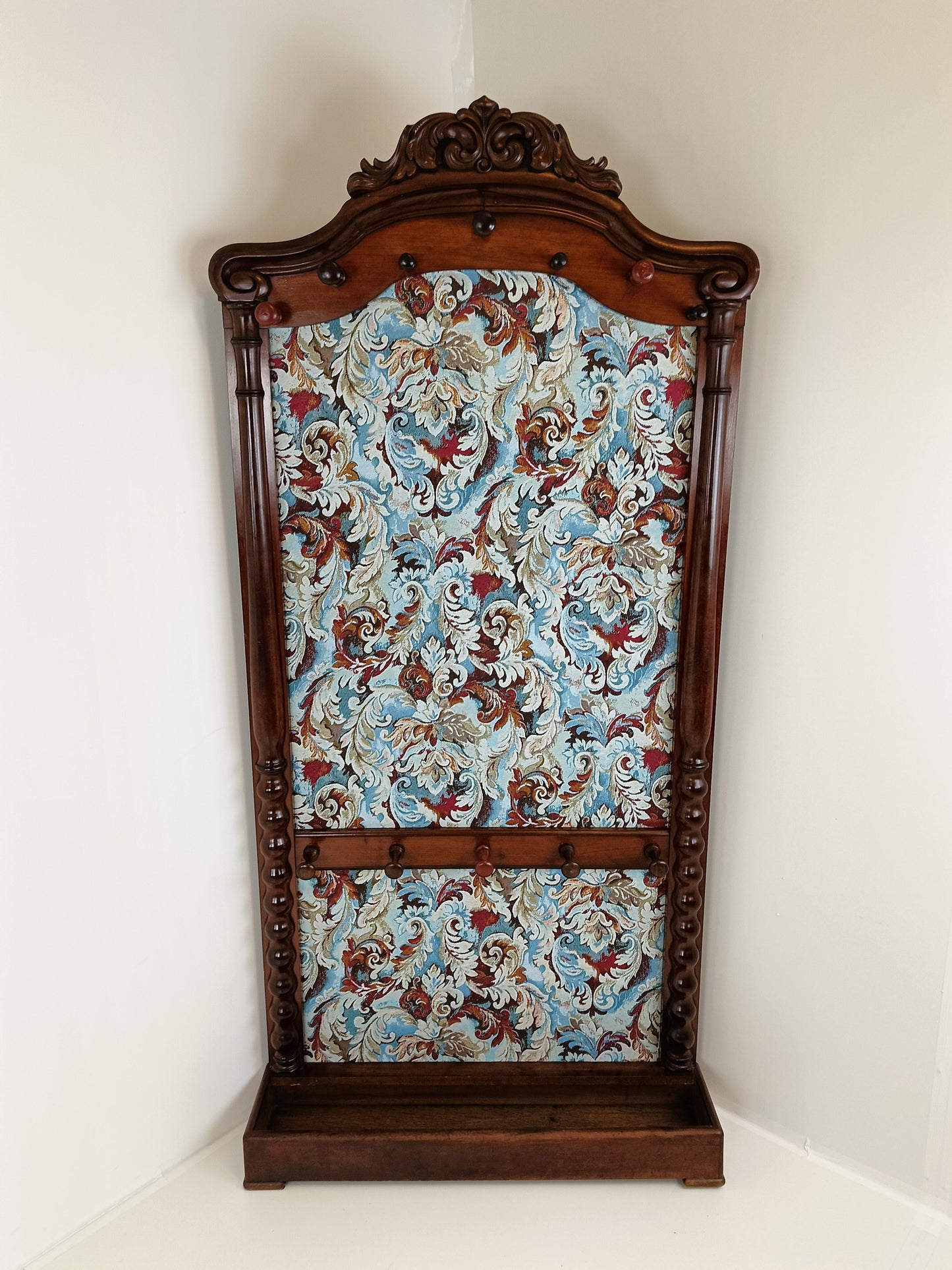 Classic Coat Rack With Notorius Upholstery Classic Coat Rack With Notorius Upholstery