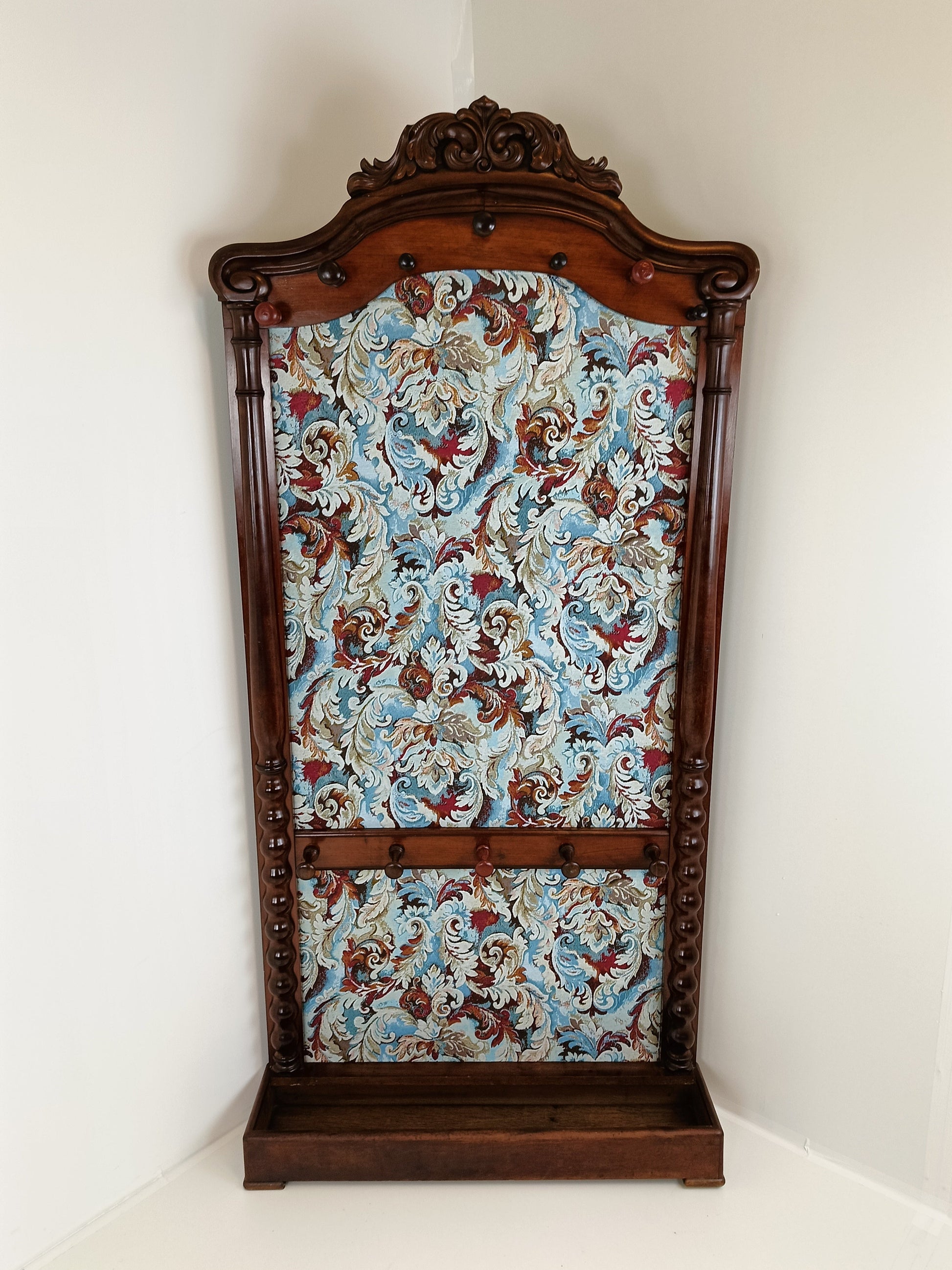 Classic Coat Rack With Notorius Upholstery Classic Coat Rack With Notorius Upholstery