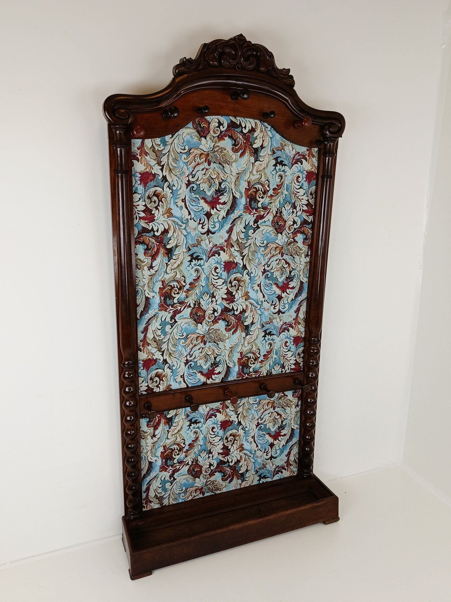 Classic Coat Rack With Notorius Upholstery Classic Coat Rack With Notorius Upholstery