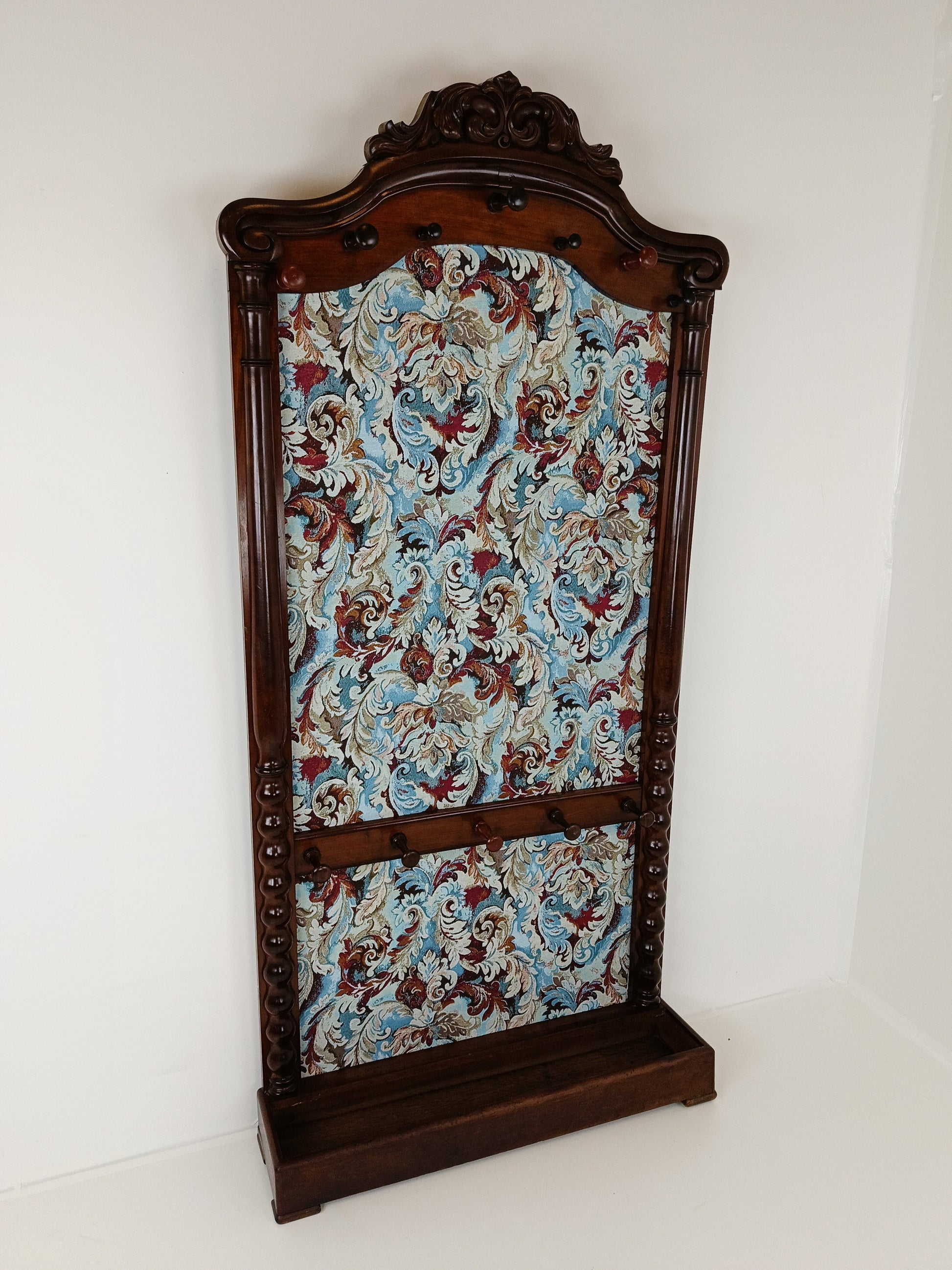 Classic Coat Rack With Notorius Upholstery Classic Coat Rack With Notorius Upholstery